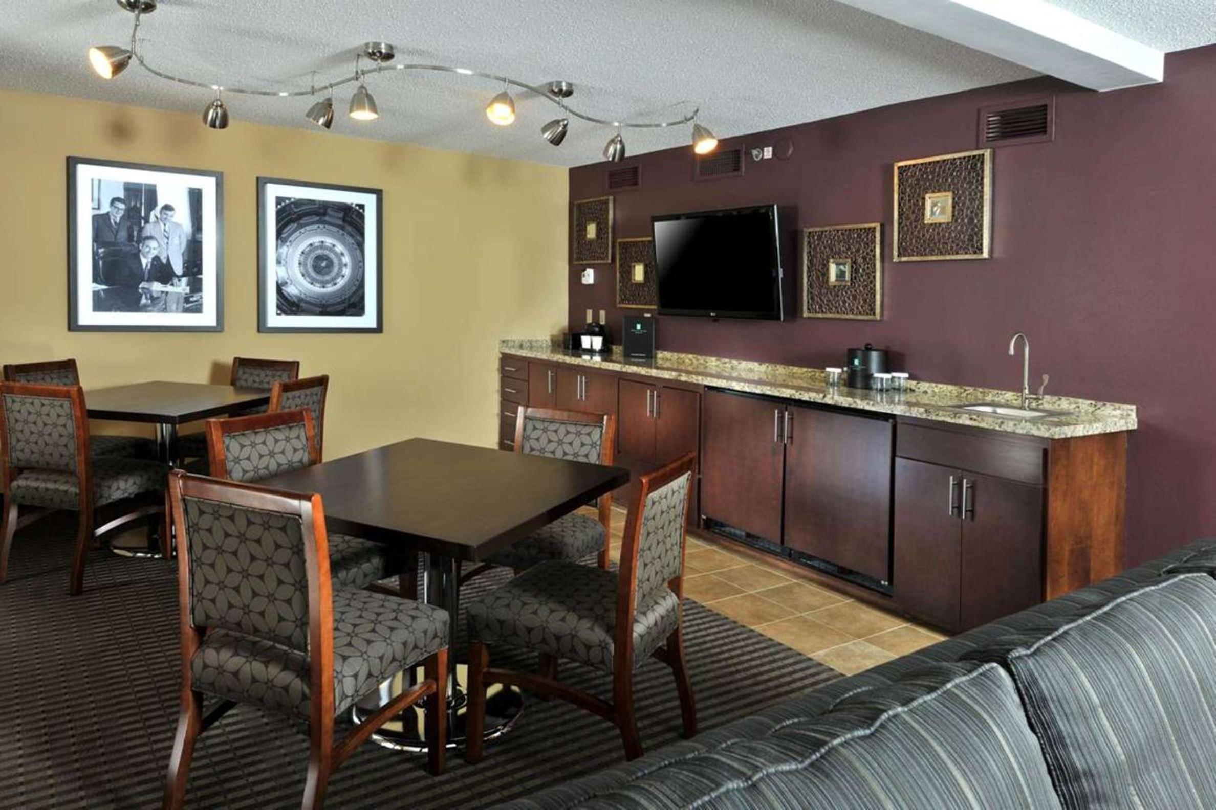 Governors King Suite - Non-Smoking - Photo 4