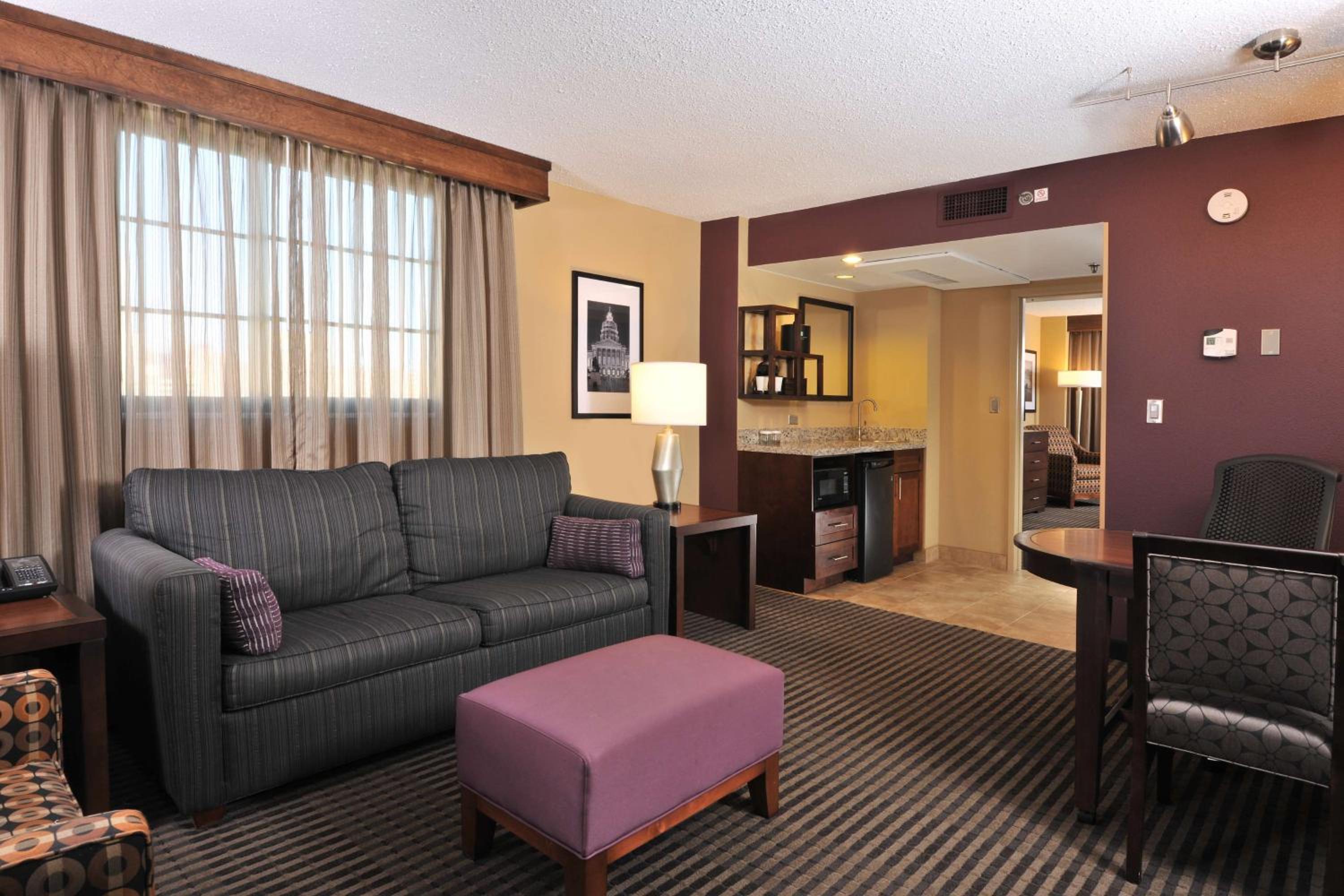 King Corner Suite with City View - Non-Smoking - Photo 3