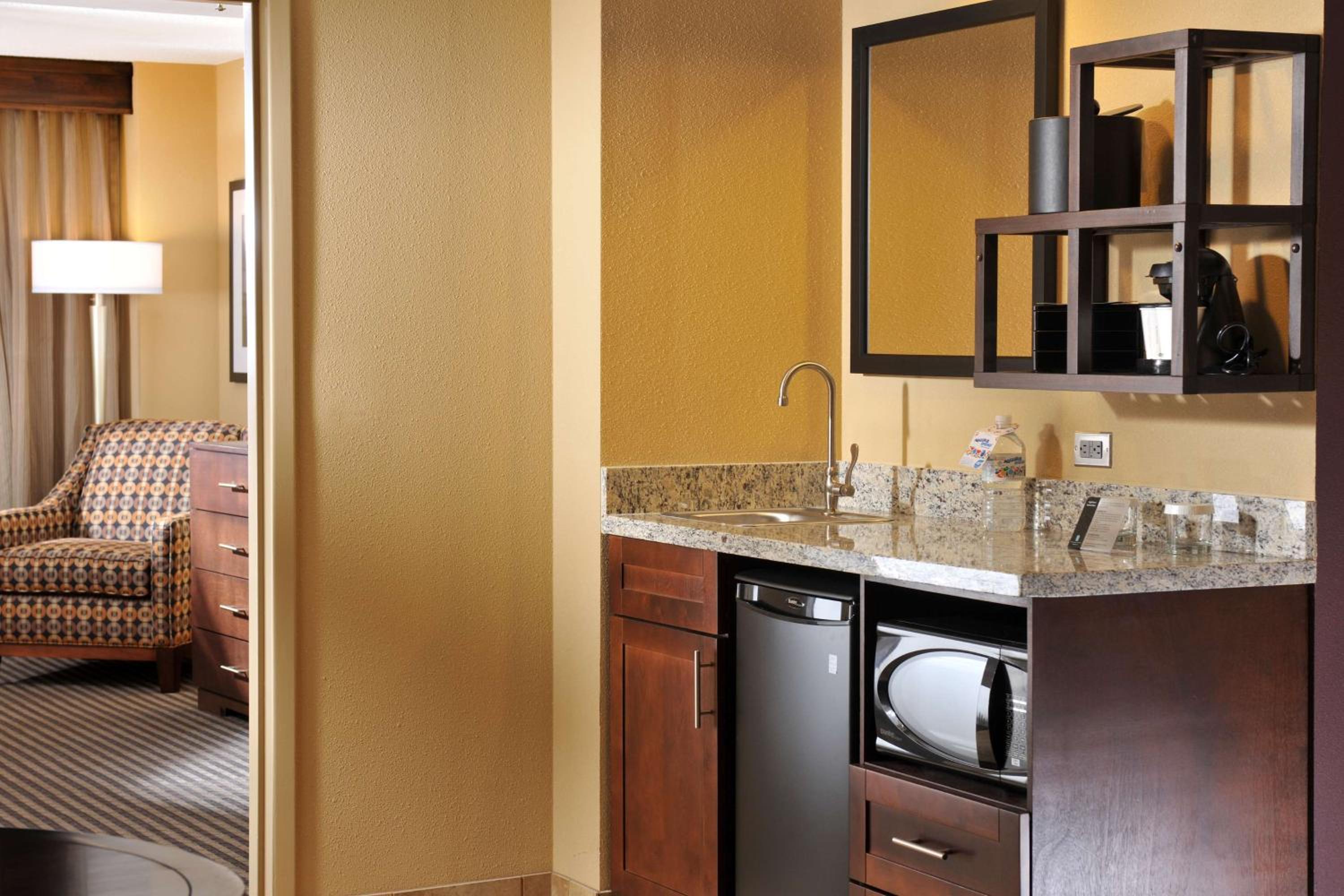 Two-Room King Suite - Non-Smoking - Photo 6