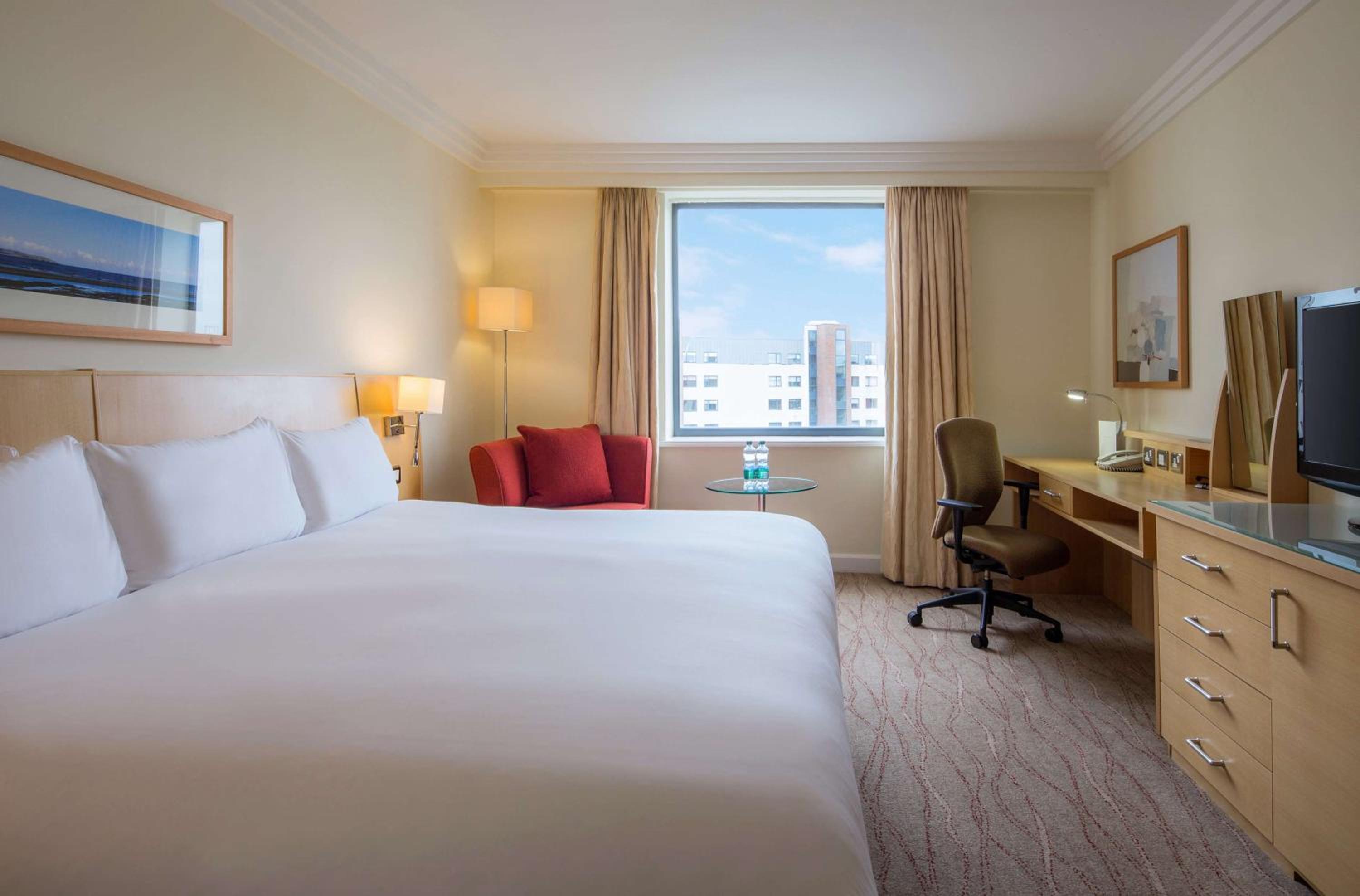 Deluxe King Room - Photo 9