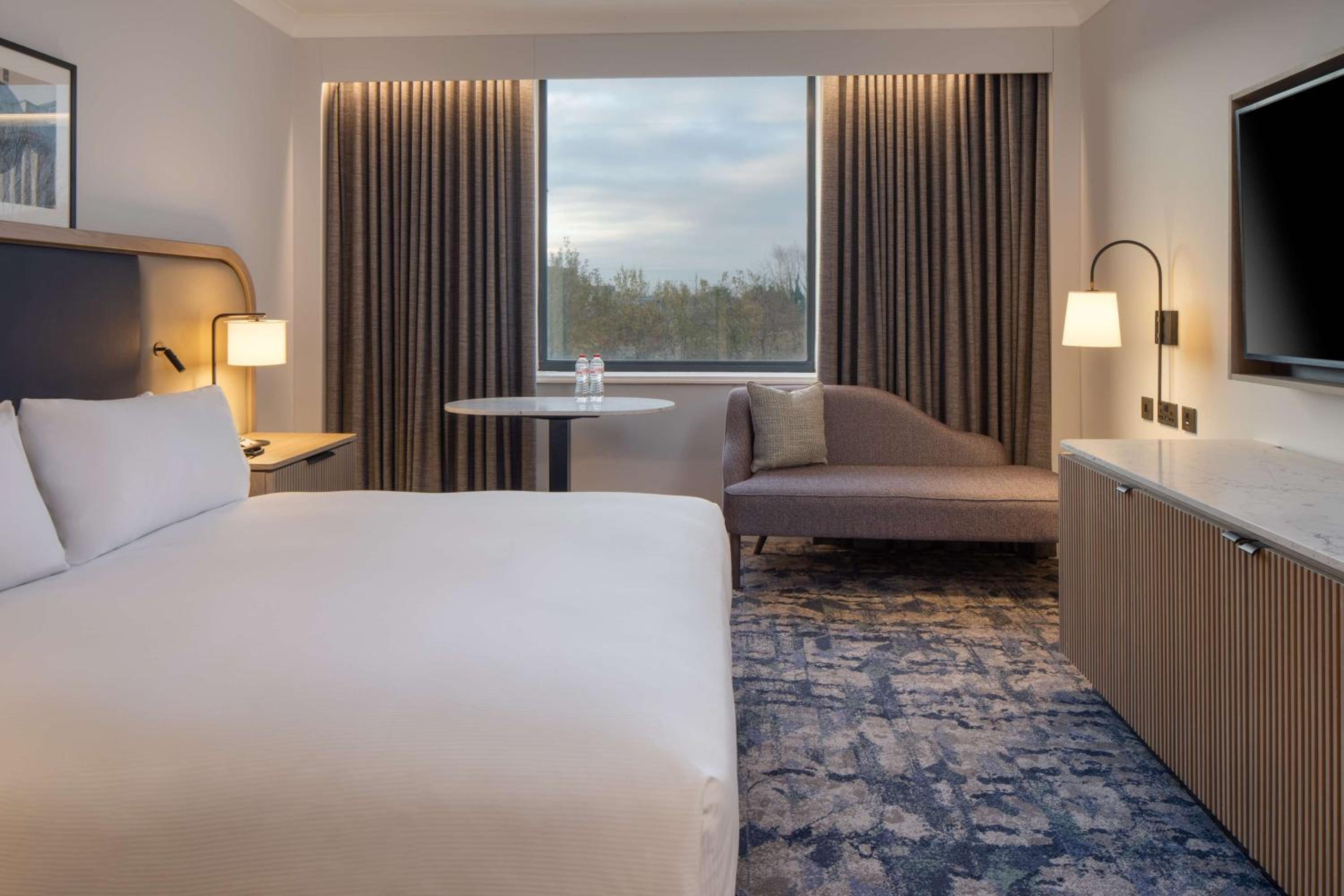 King Bed Deluxe Premium  - Photo 1