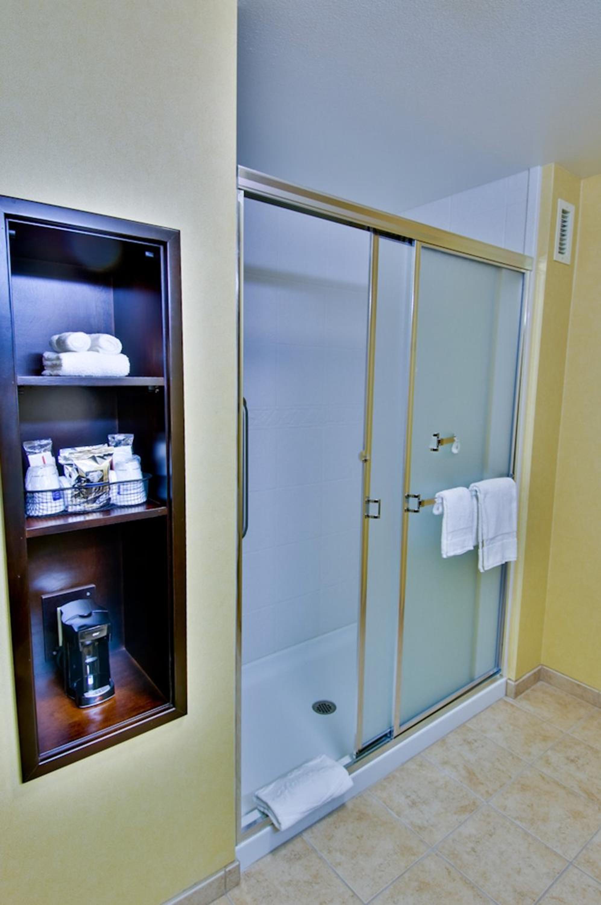 King Studio Suite with Sofa Bed - Hearing Access/Non-Smoking - Photo 2