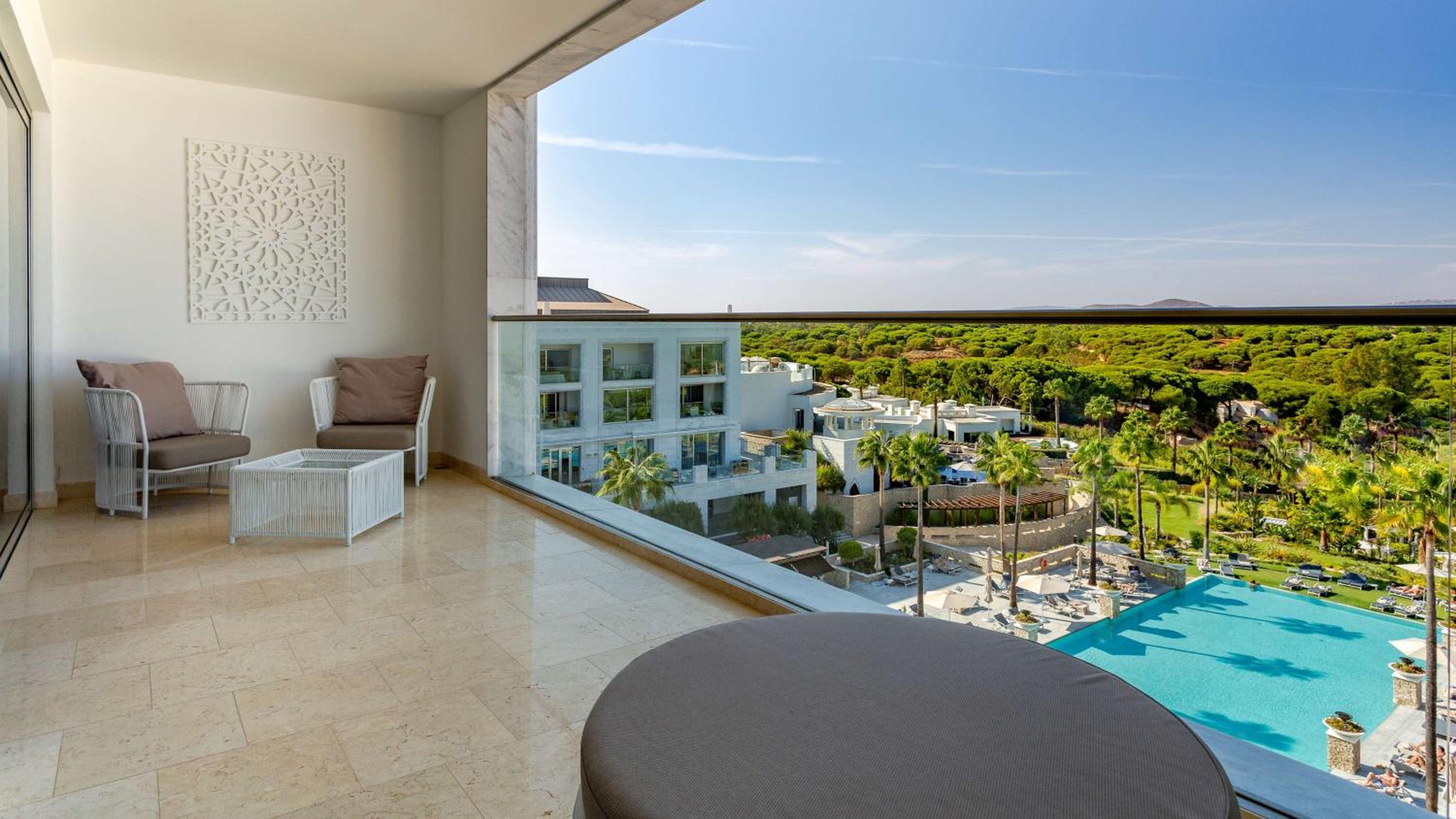 Grand Deluxe King Room with Pool View - Photo 2