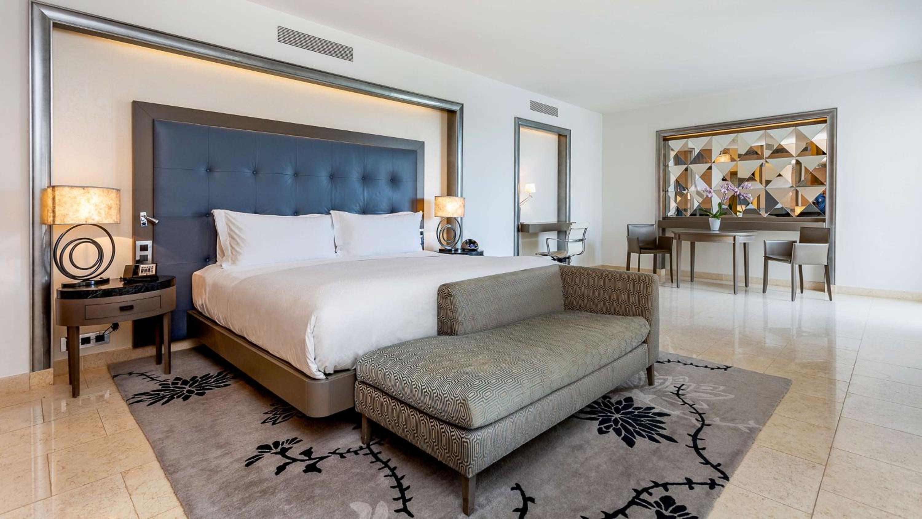 Grand Deluxe King Suite with Pool View - Photo 2
