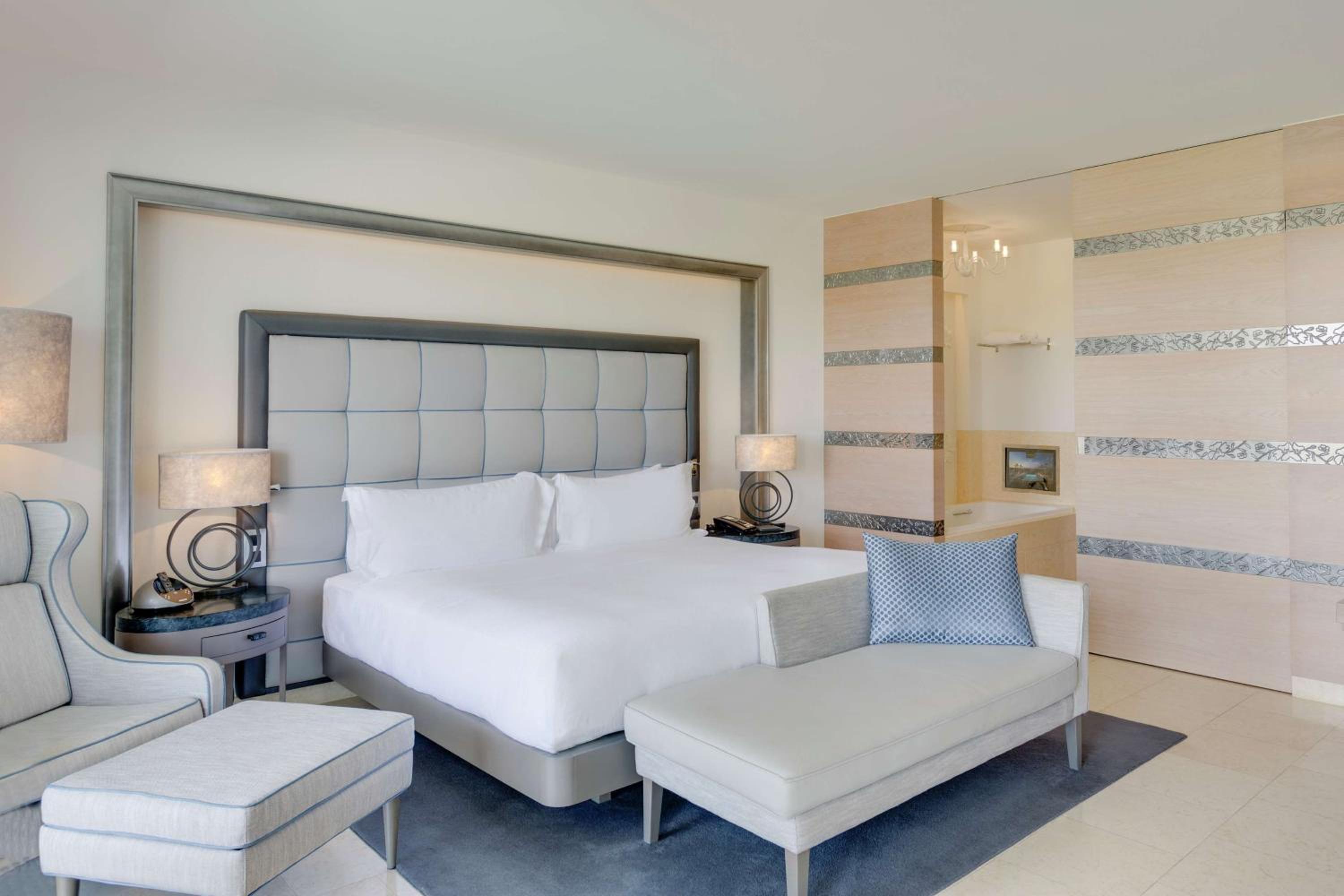 Deluxe King Room - Photo 4