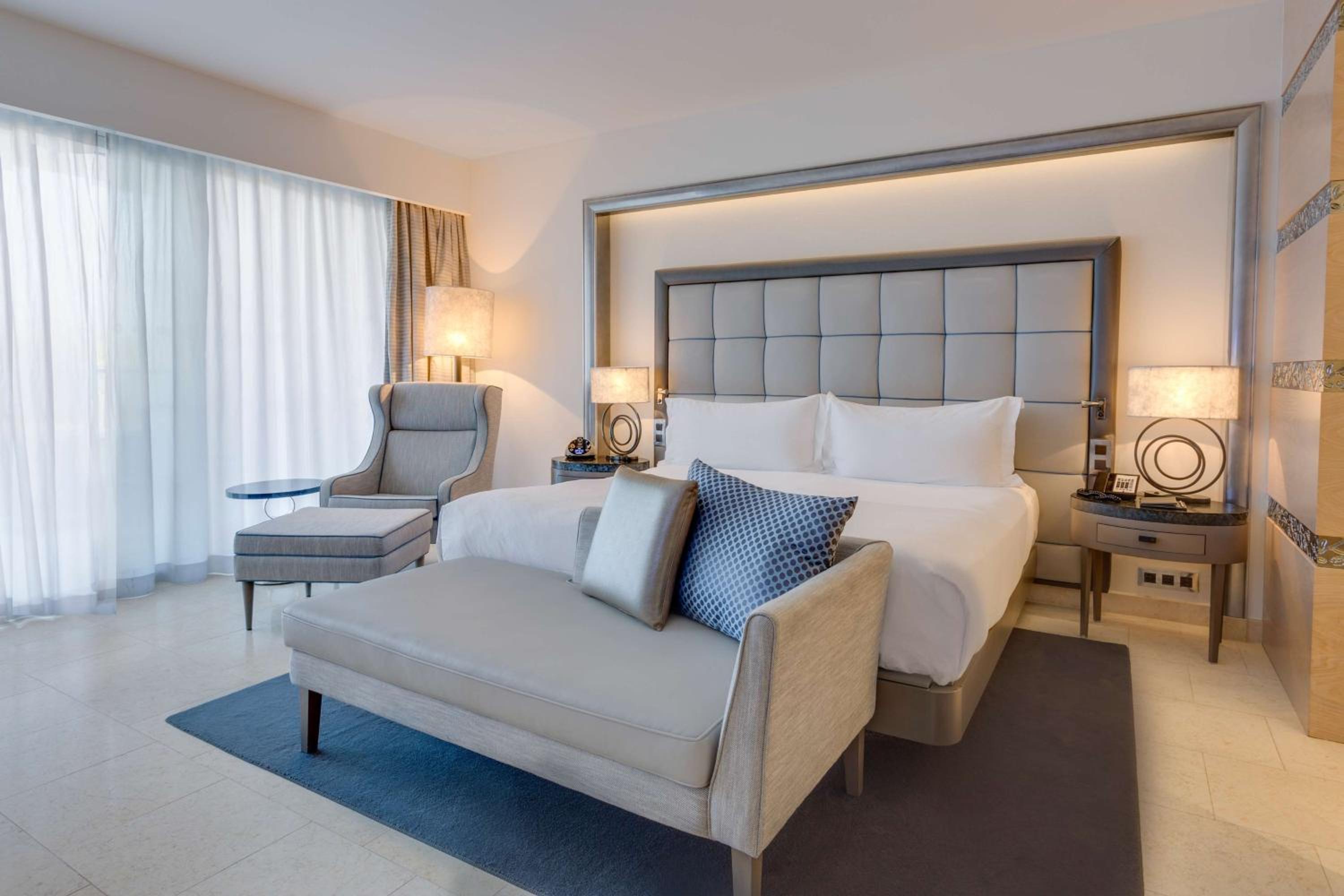 Grand Deluxe King Room - Photo 1