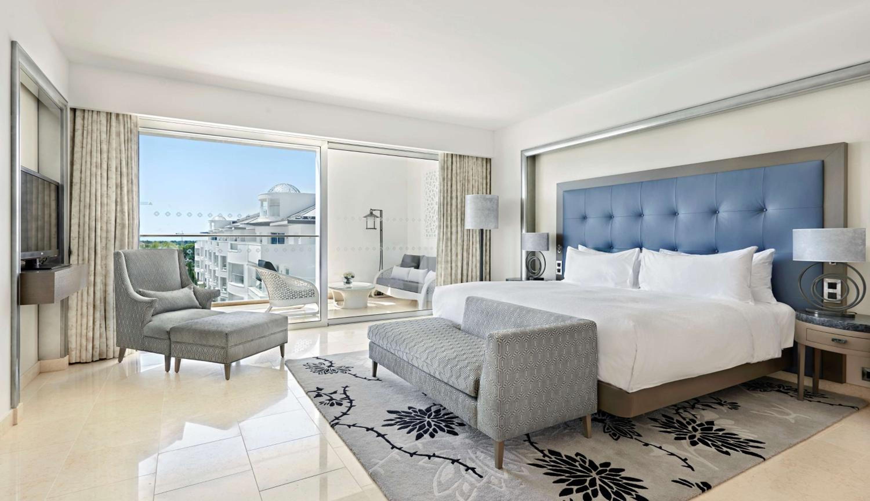 Grand Deluxe King Suite with Pool View - Photo 1
