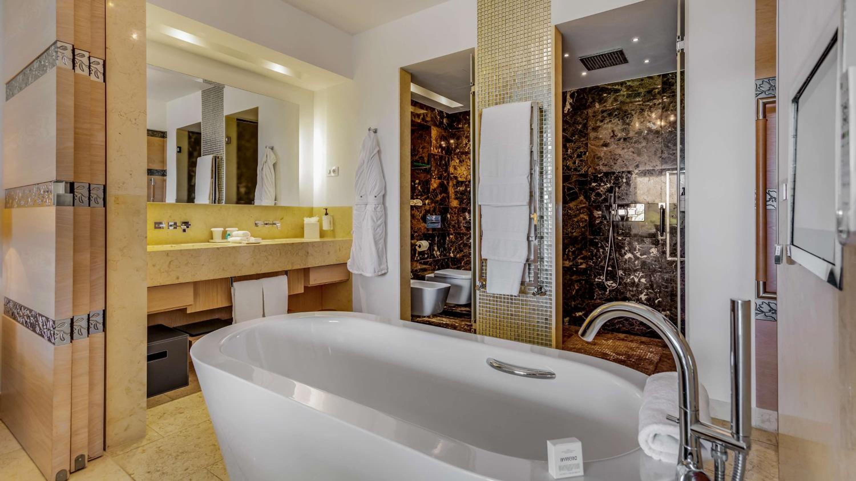 Grand Deluxe Plus King Room - Photo 3