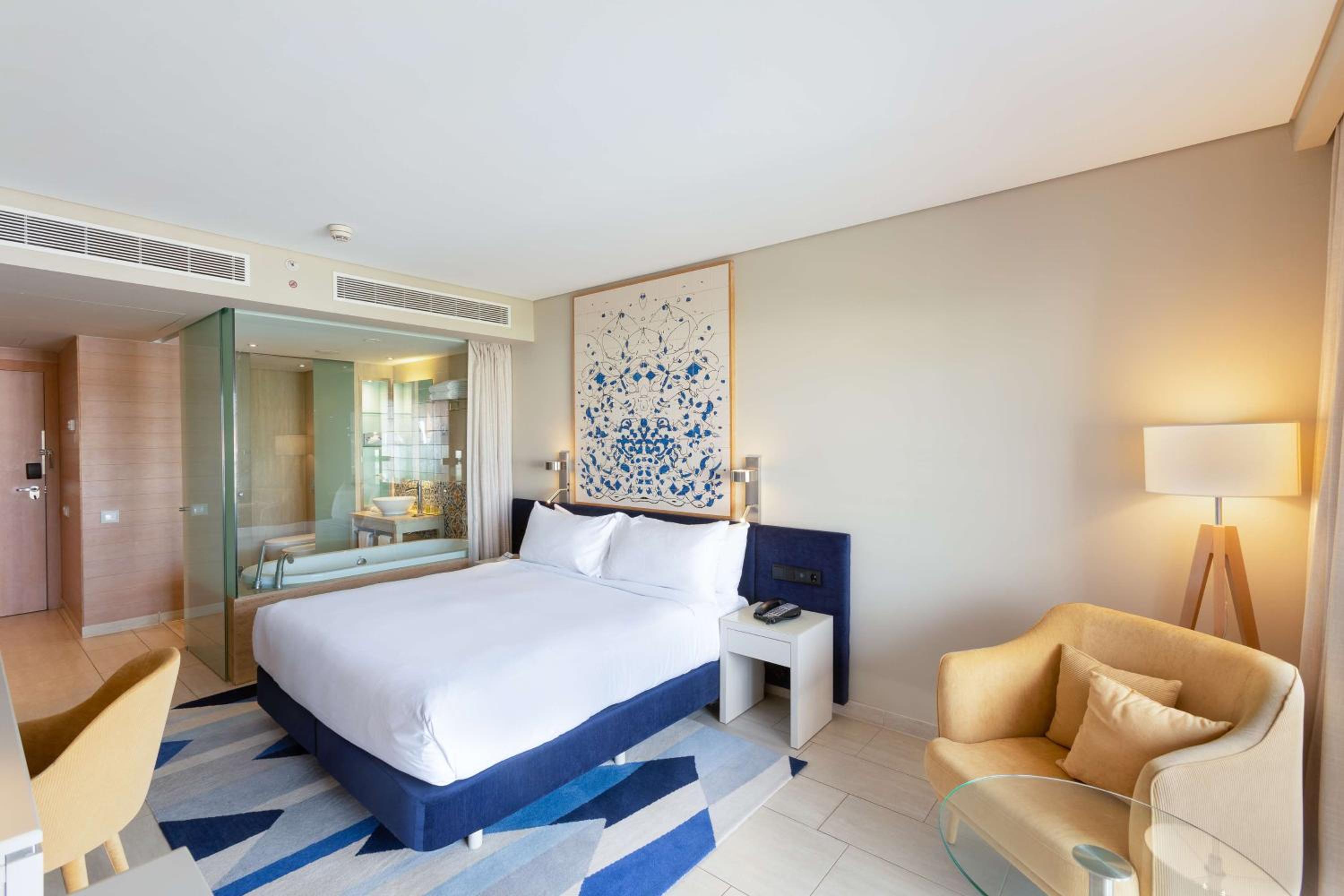 Deluxe King Room with Pool View photo 1