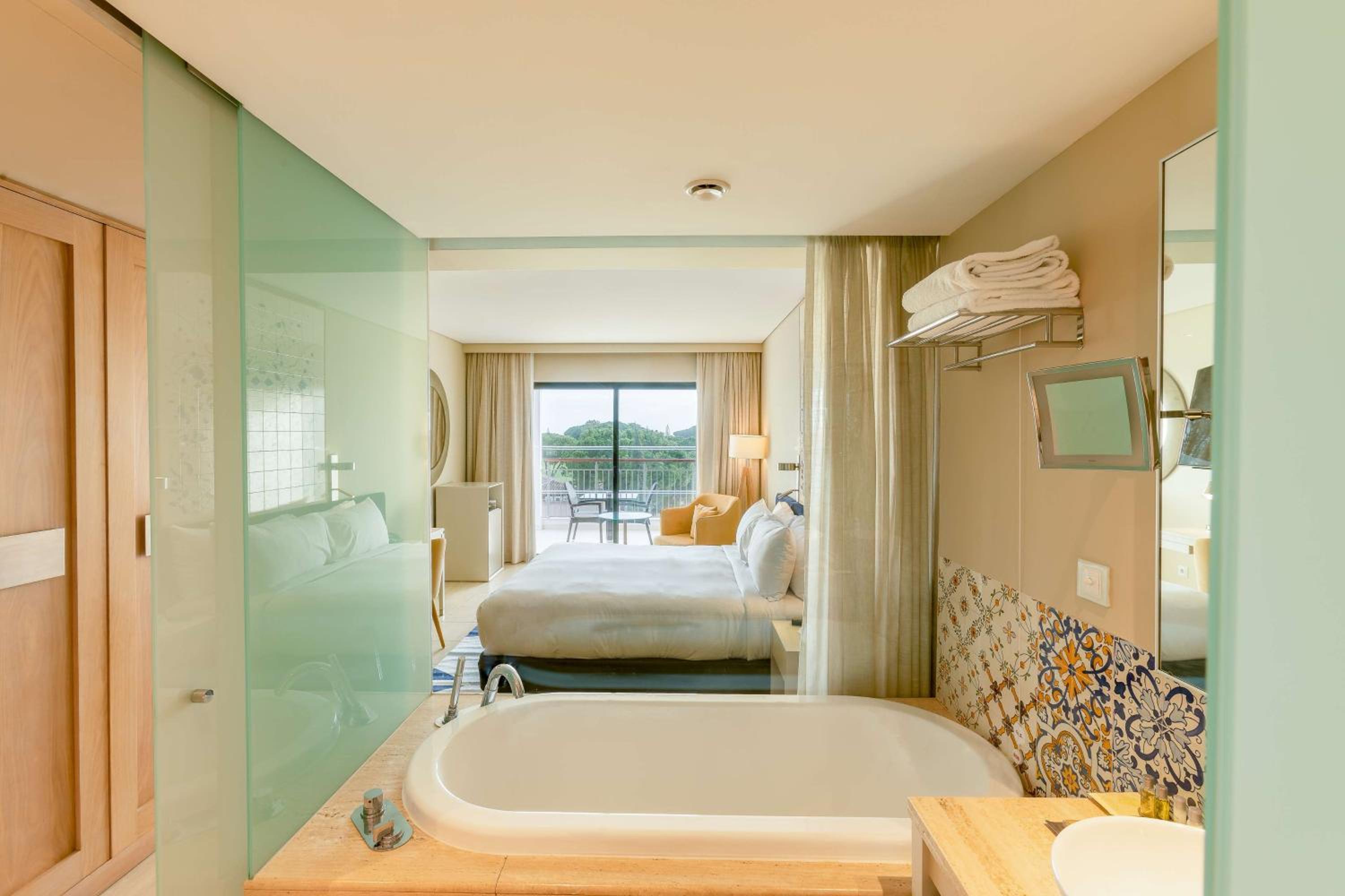 King Deluxe Room with Golf View photo 3