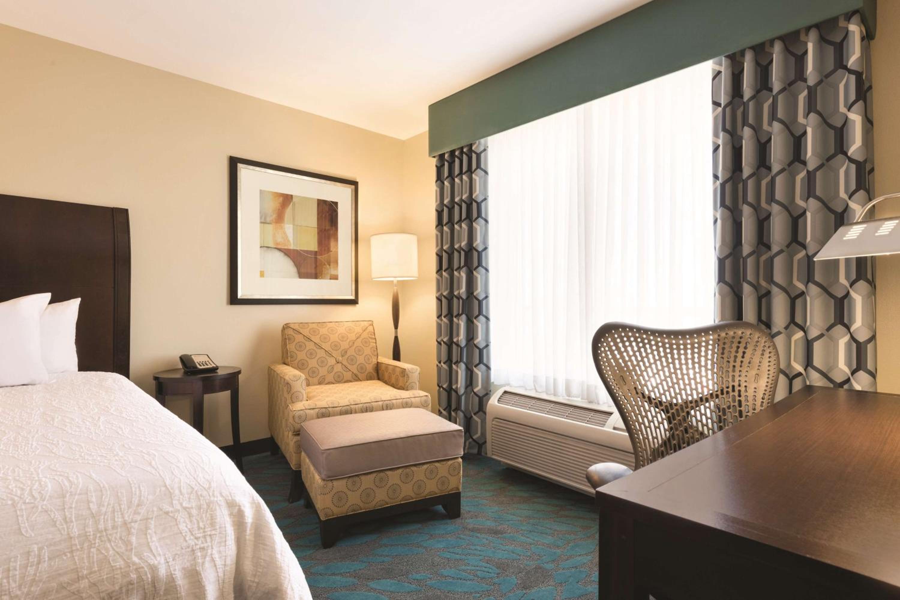 Queen Room with Two Queen Beds - Photo 2