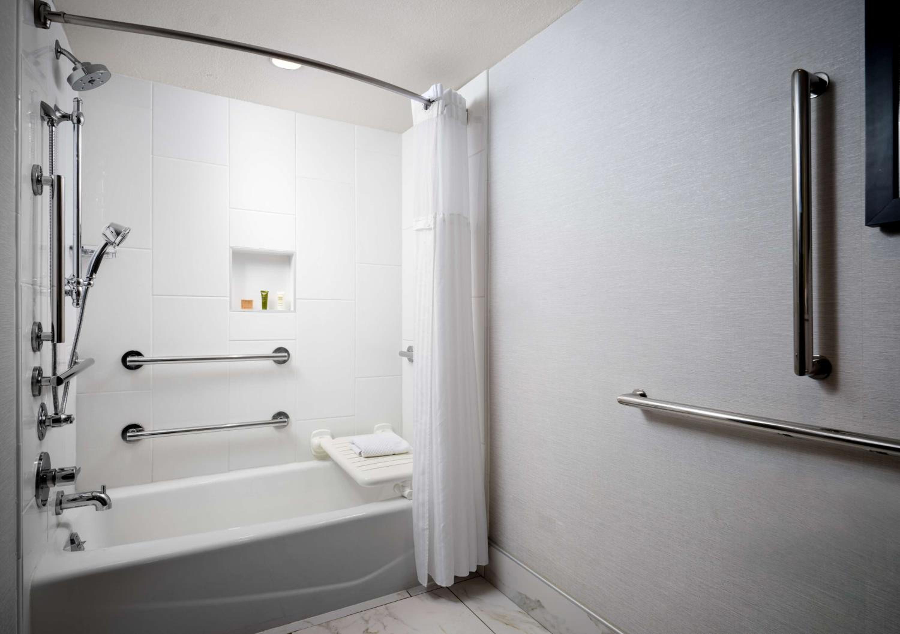 Double Room with Two Double Beds - Hearing Accessible  - Photo 5