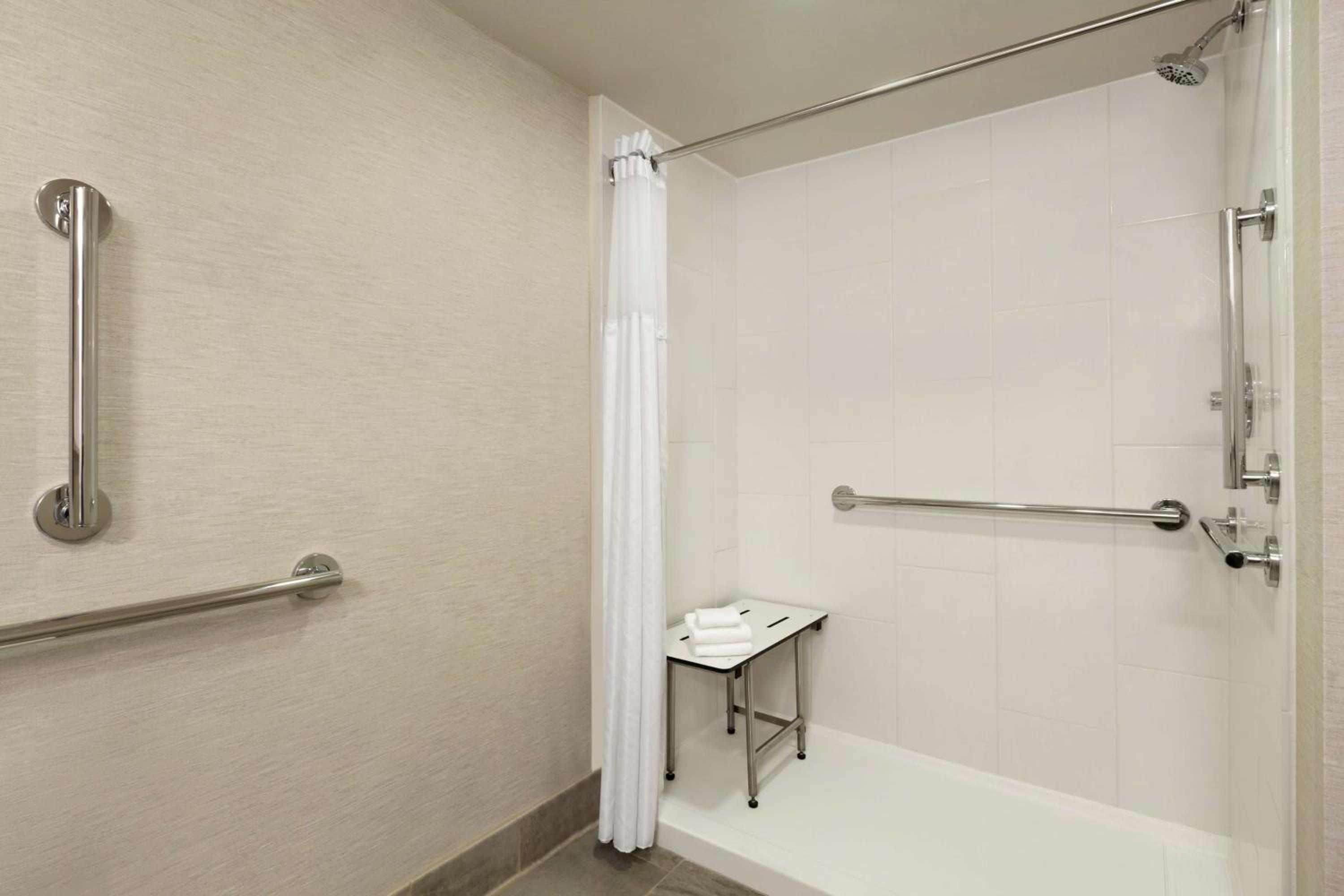 King Room with Mobility Accessible Shower - Photo 4