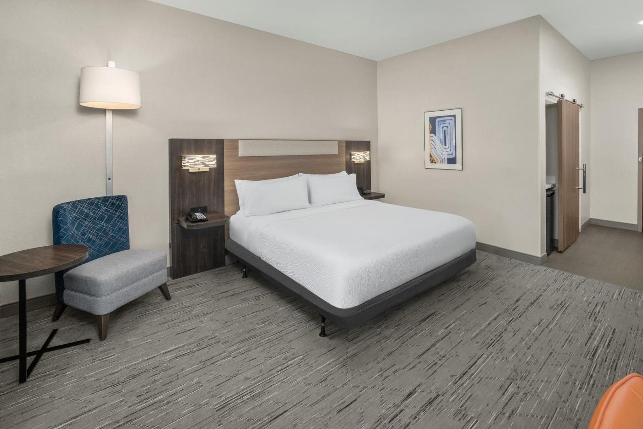King Room with Hearing Accessible Roll In Shower - Non-Smoking - Photo 2