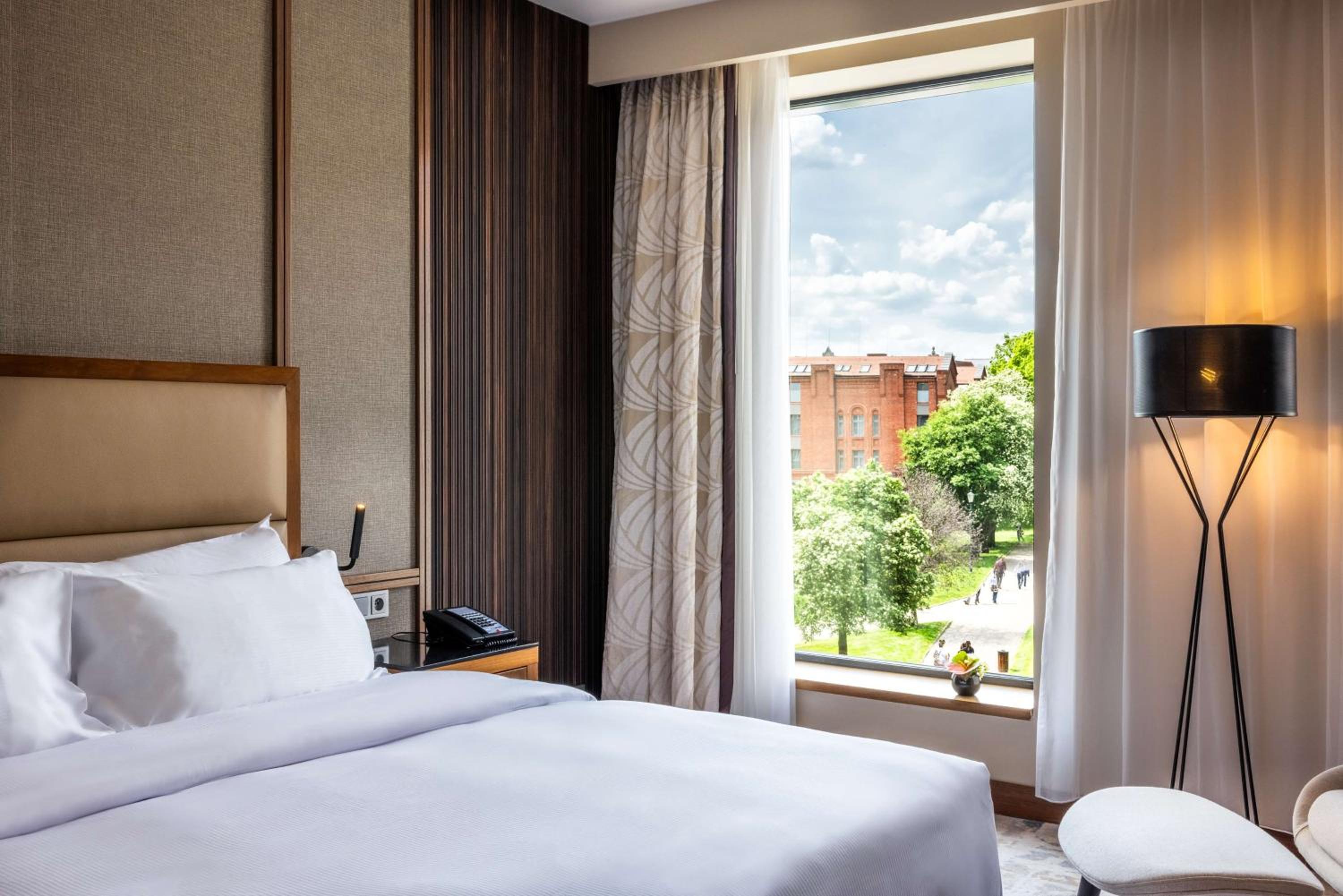 Superior King Room with Park/City View - Photo 2
