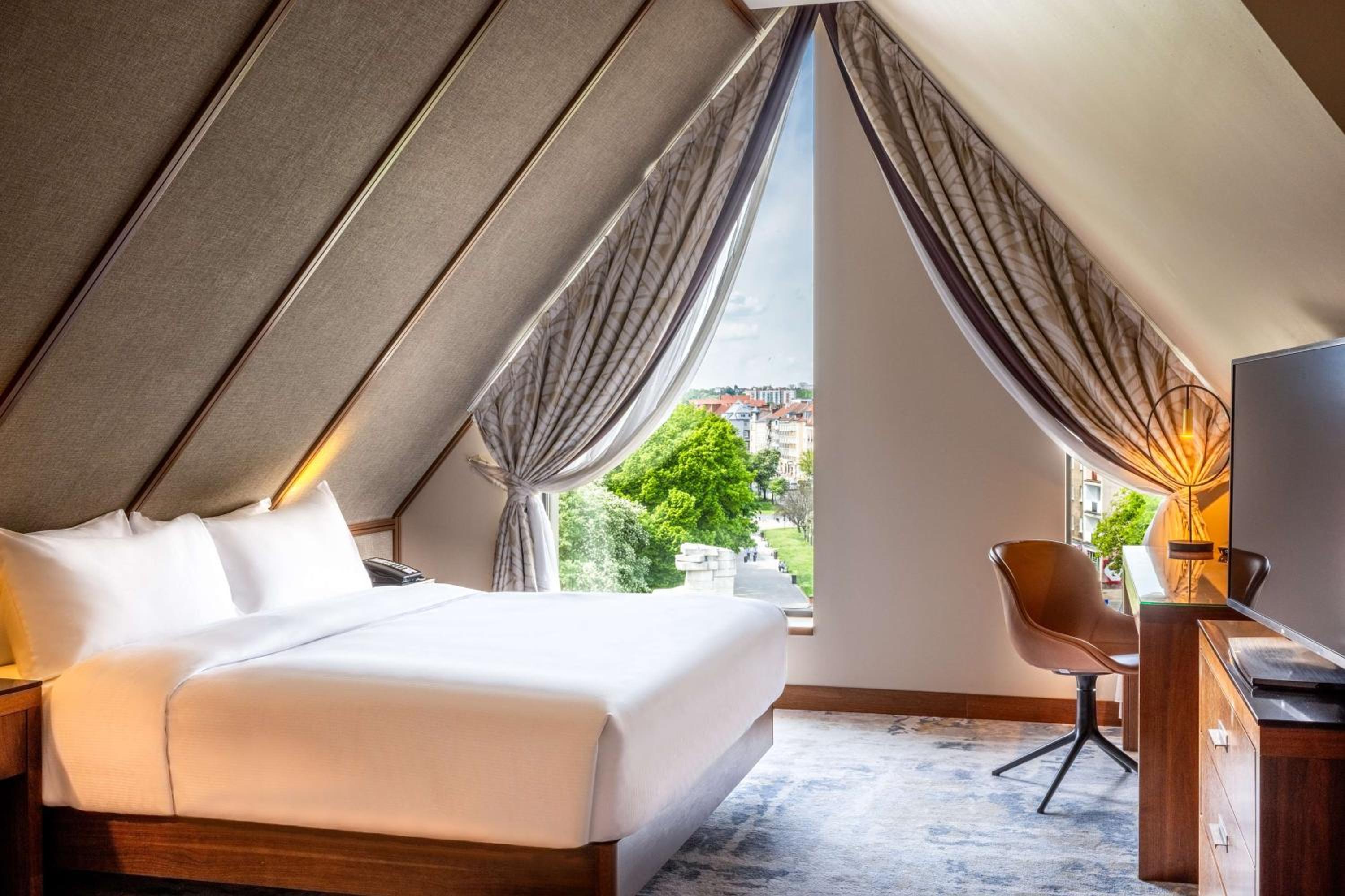 Superior King Room with Park/City View - Photo 3