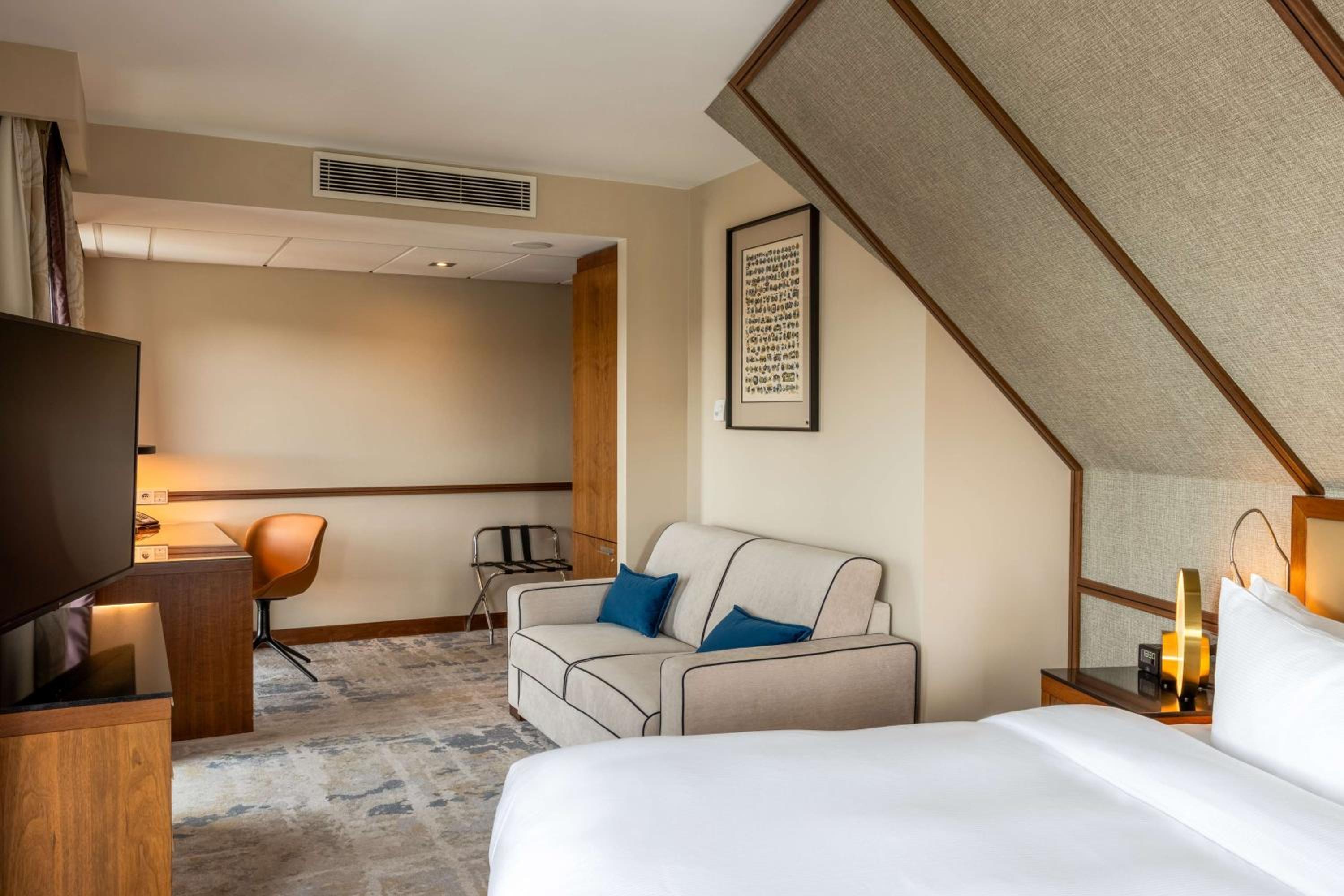 Superior King Room with Park/City View - Photo 5