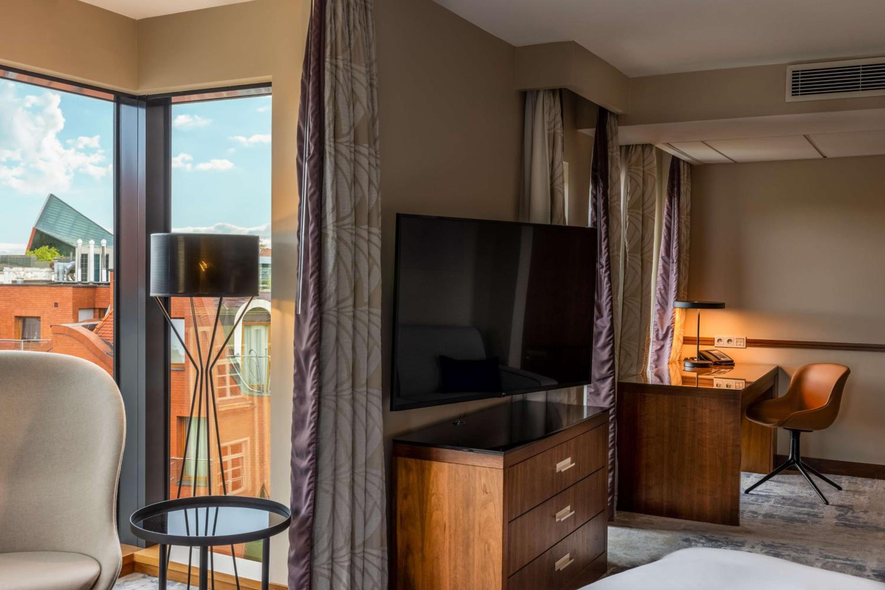 Superior King Room with Park/City View - Photo 6