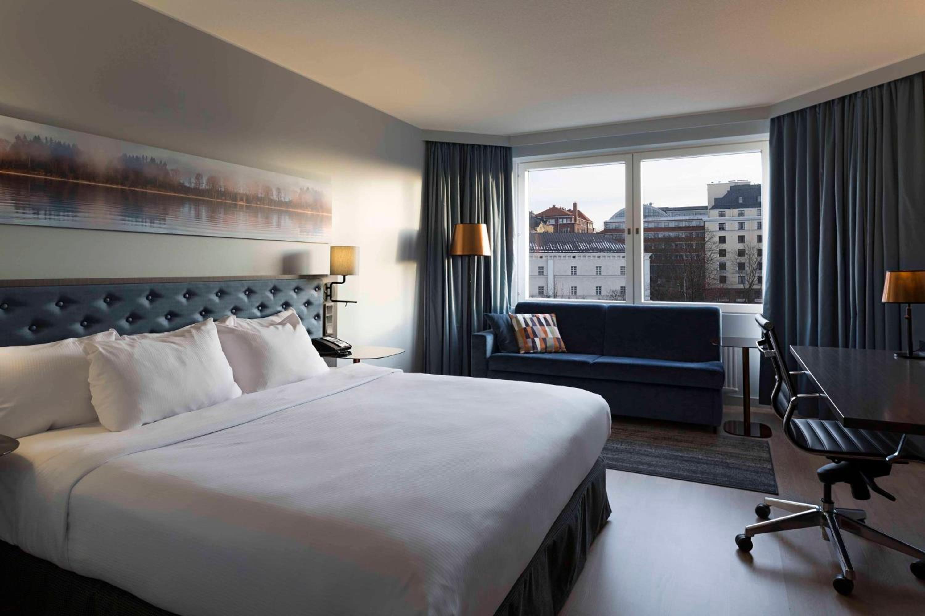 Executive King Room with Sofa Bed - Photo 6