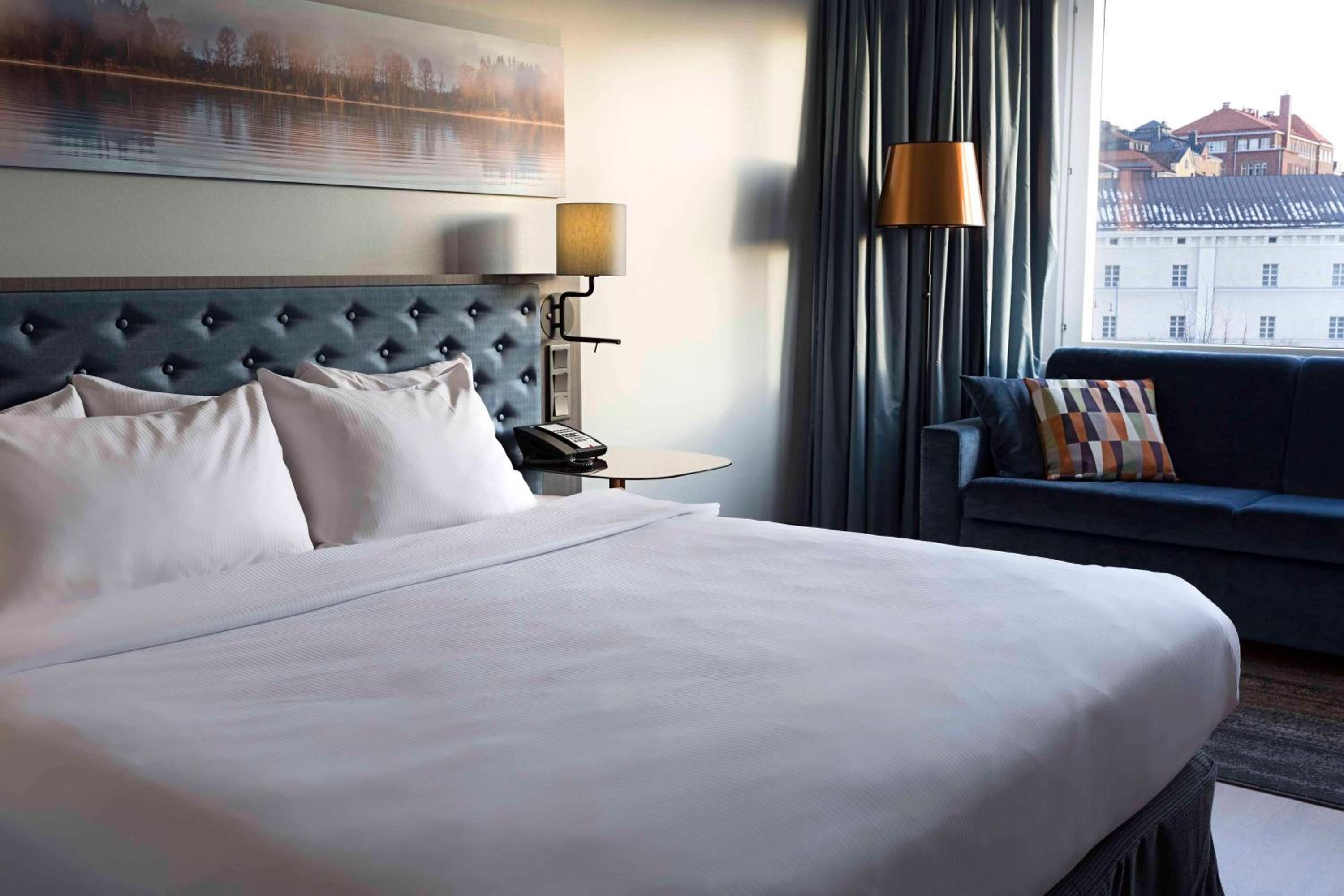 Executive King Room with Sofa Bed - Photo 4