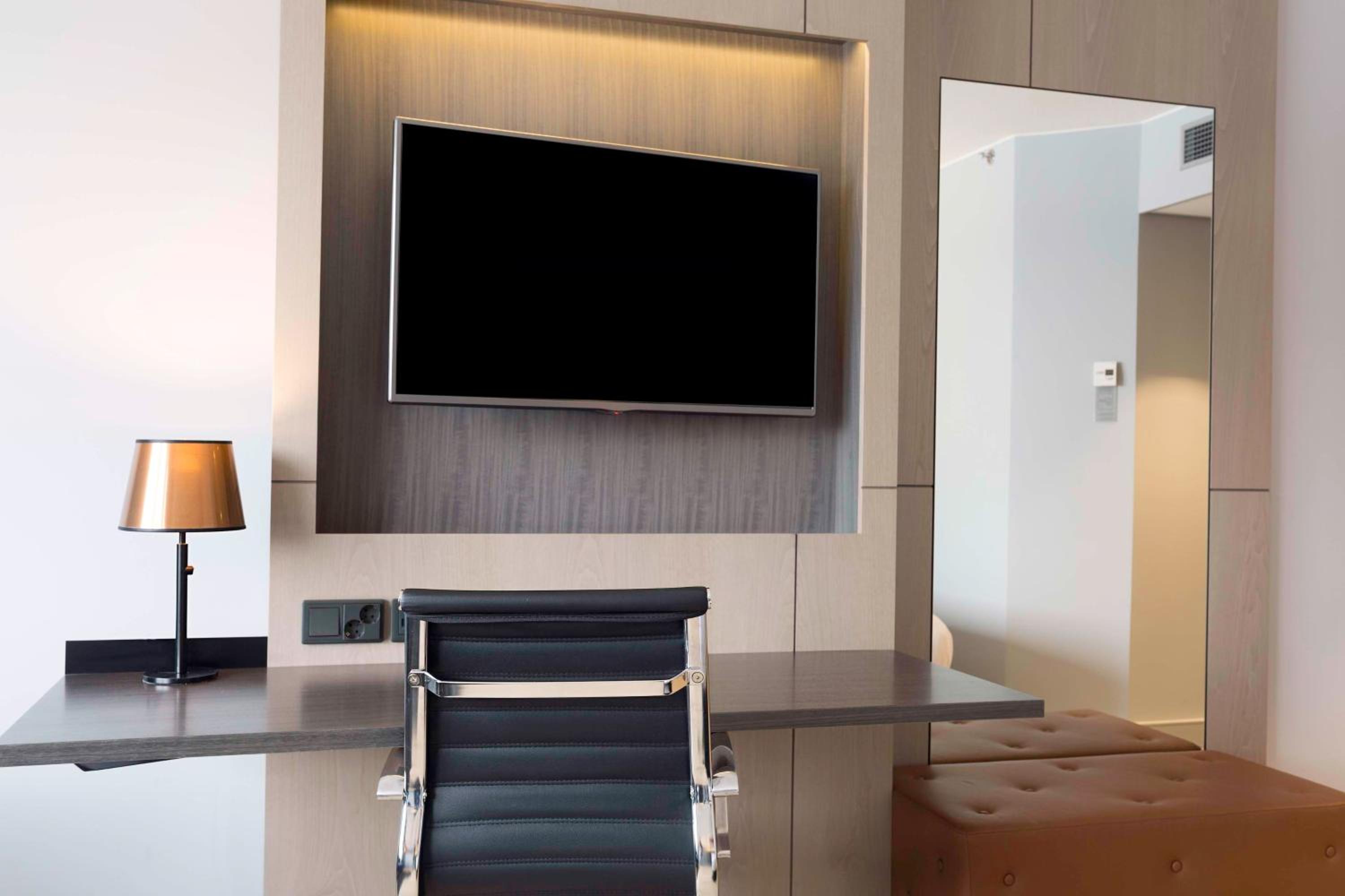 Executive King Room with Sofa Bed - Photo 3