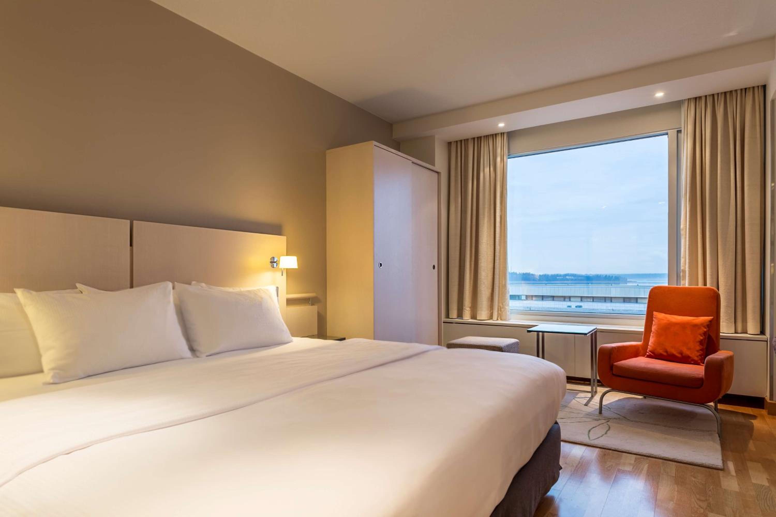 Junior King Suite with Partial Sea View - Photo 2