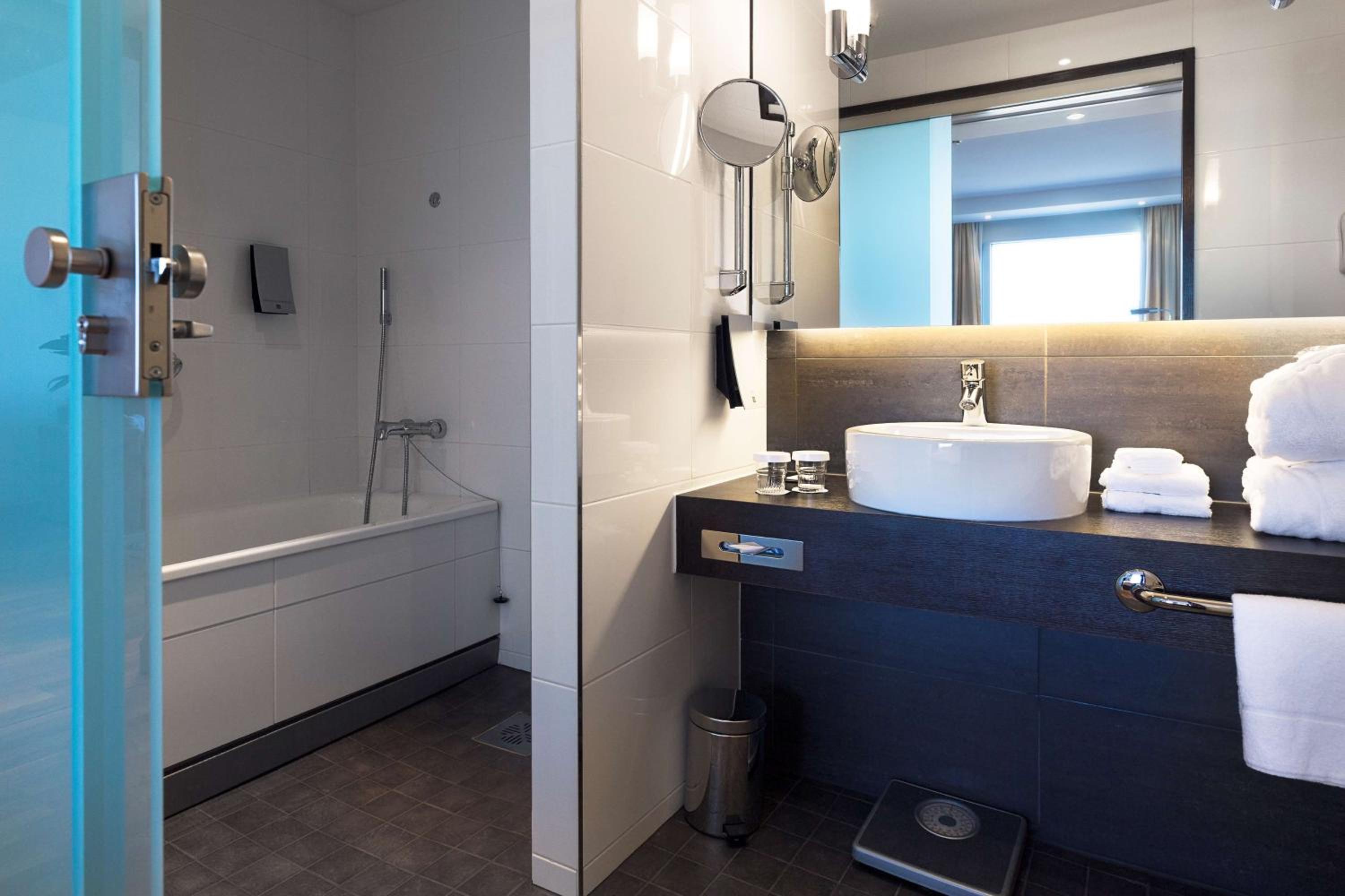Junior King Suite with Partial Sea View - Photo 6