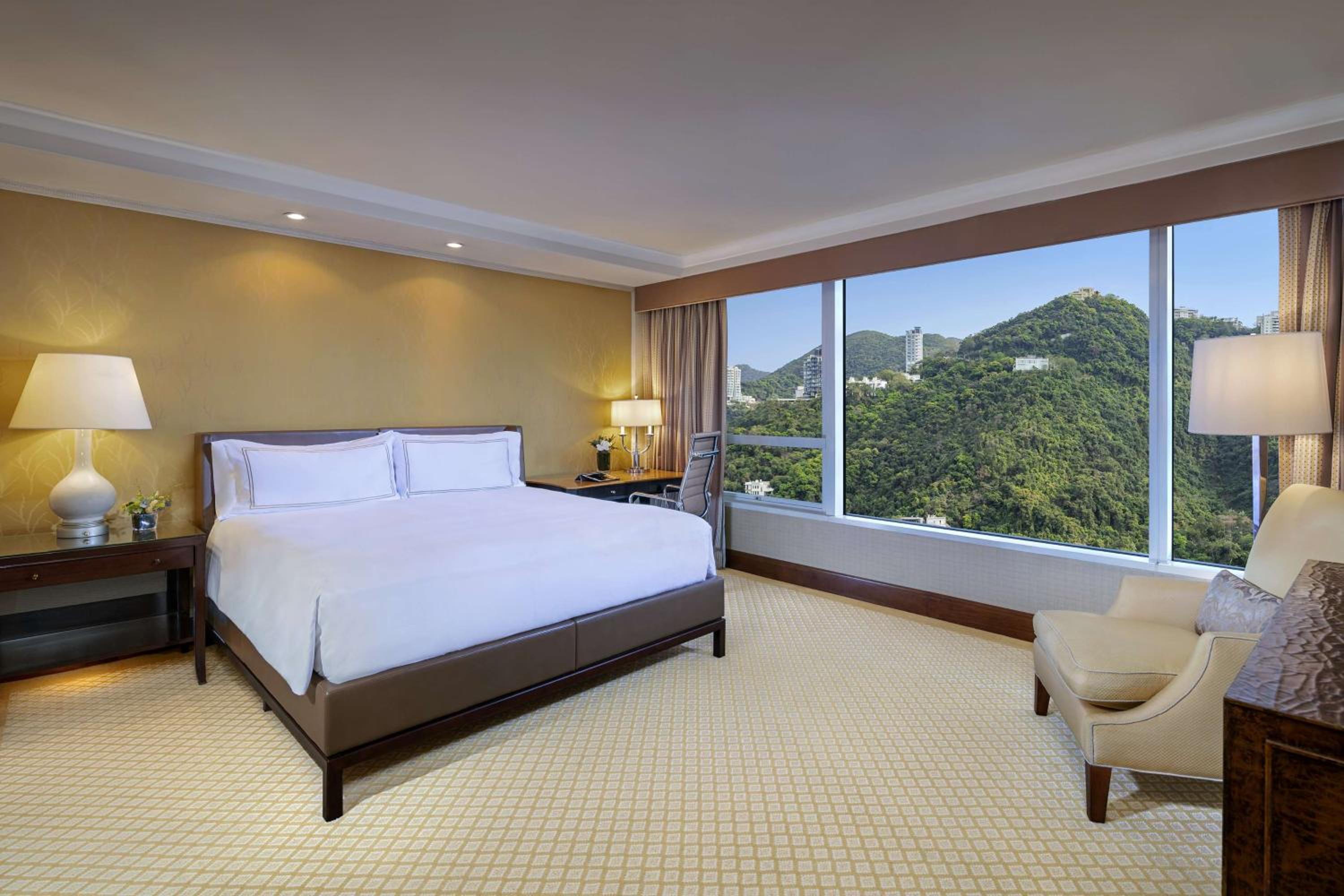 Deluxe King Room with Peak View