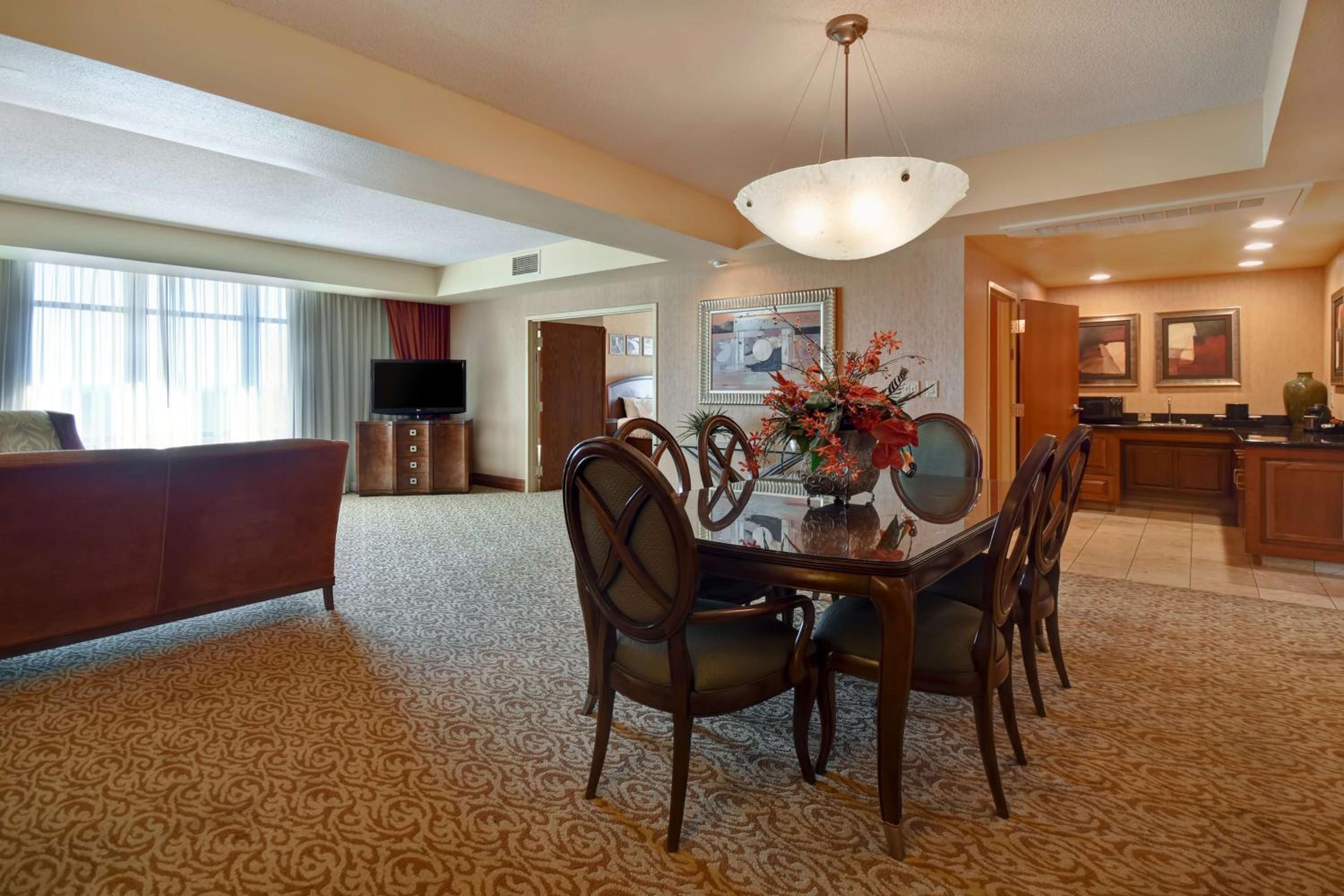 Corner Premium Suite with Two Queen Beds - Photo 12