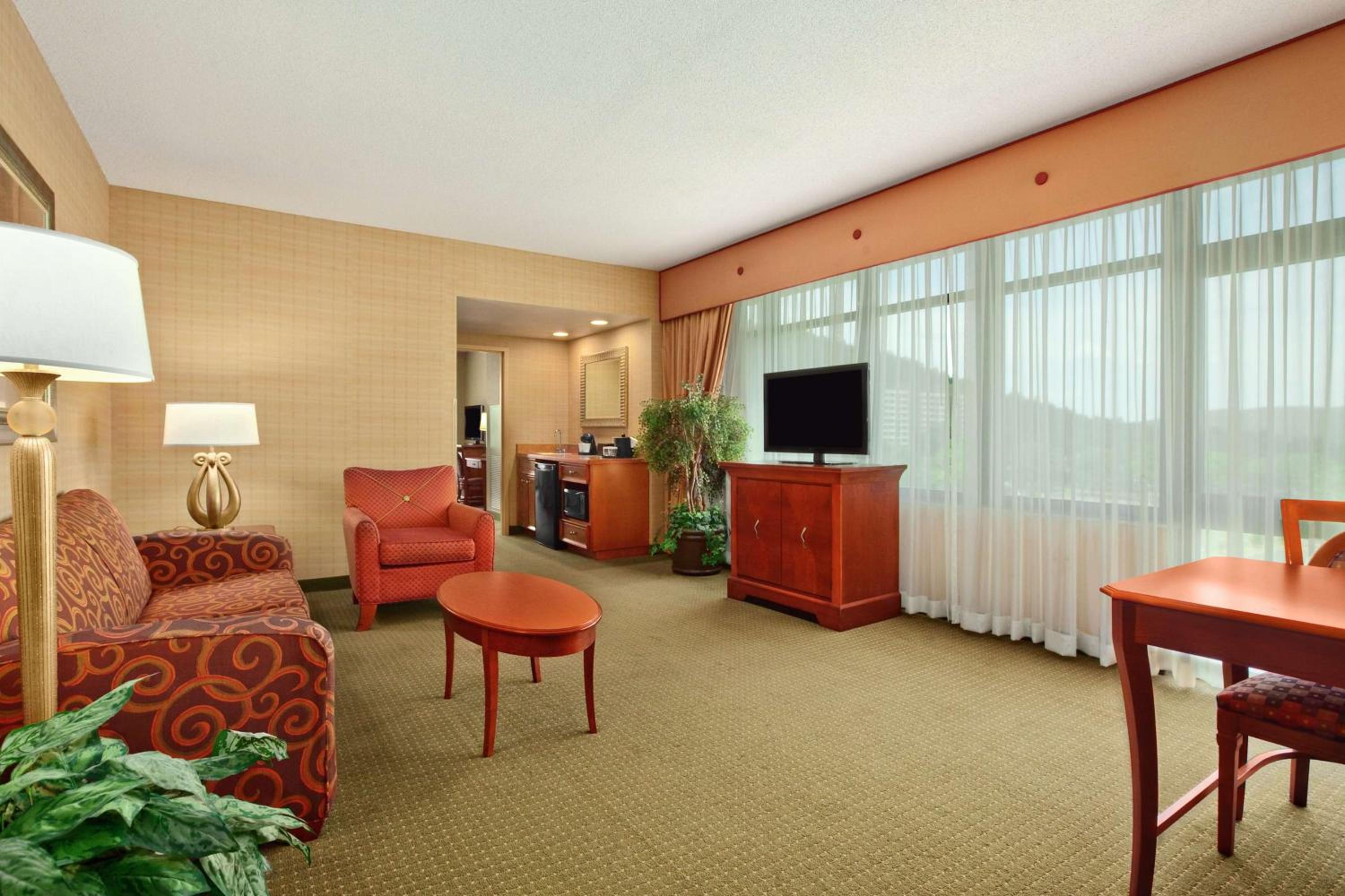 One-Bedroom Corner King Suite - Photo 4
