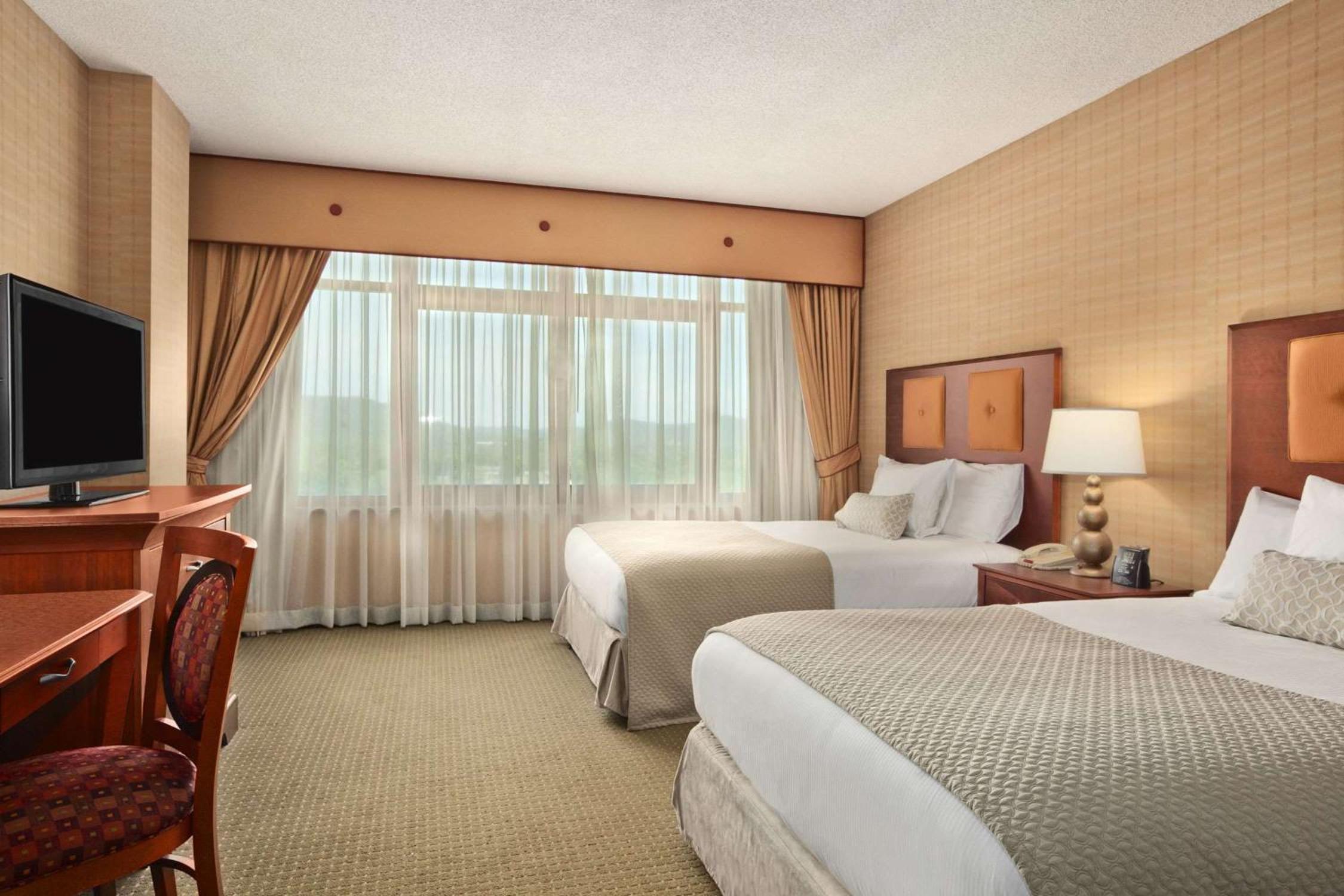 Corner Premium Suite with Two Queen Beds - Photo 7