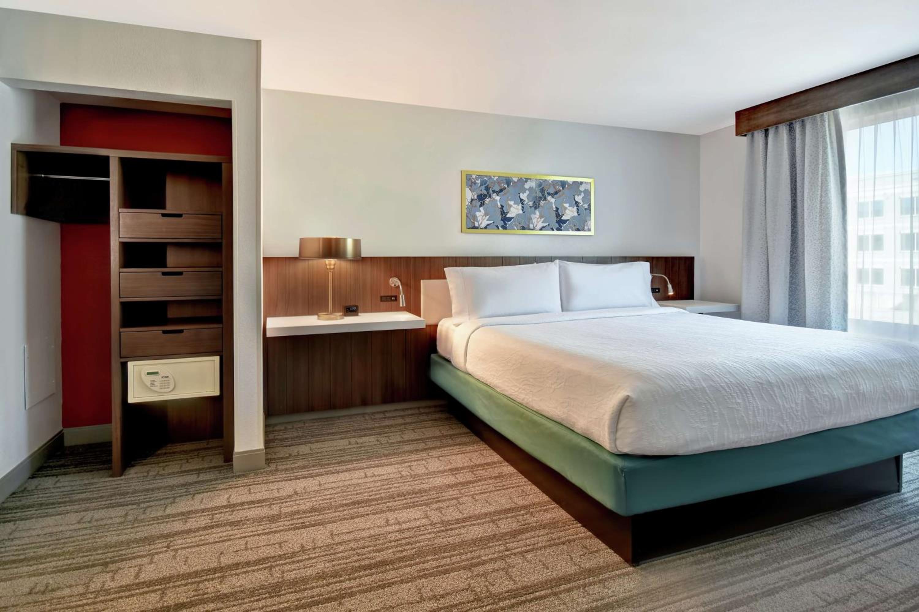 King Room with Bath Tub - Mobility Access