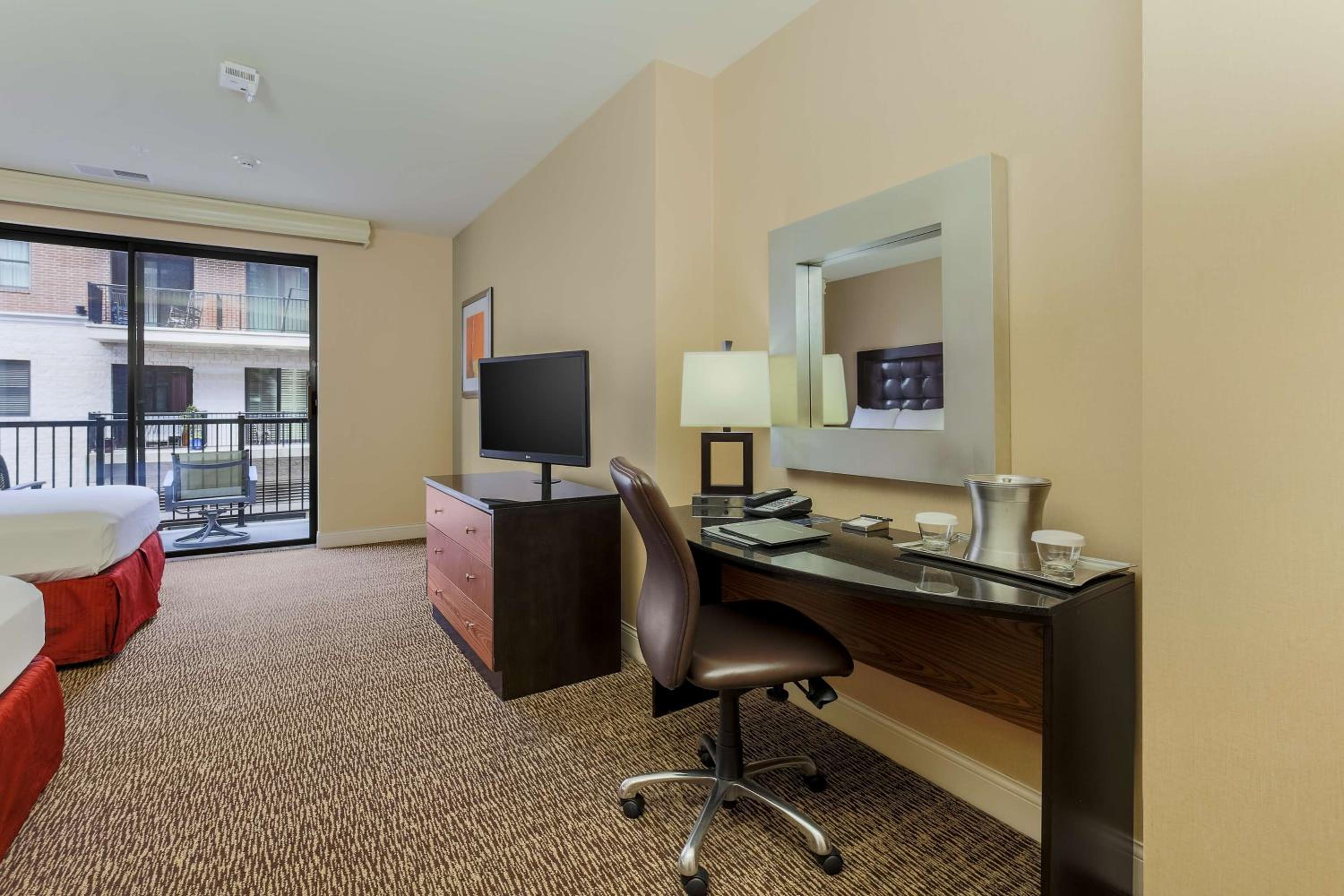 Superior Queen Room with Two Queen Beds and Roll-In Shower - Mobility Access - Photo 5