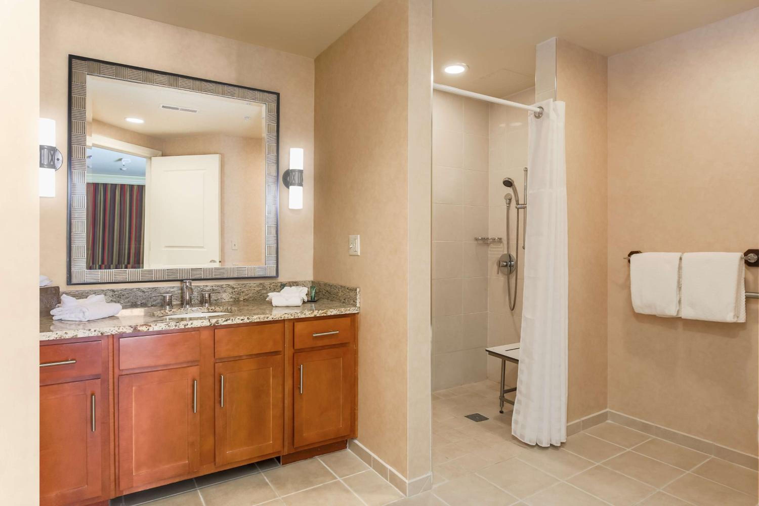 Superior Queen Room with Two Queen Beds and Roll-In Shower - Mobility Access - Photo 2