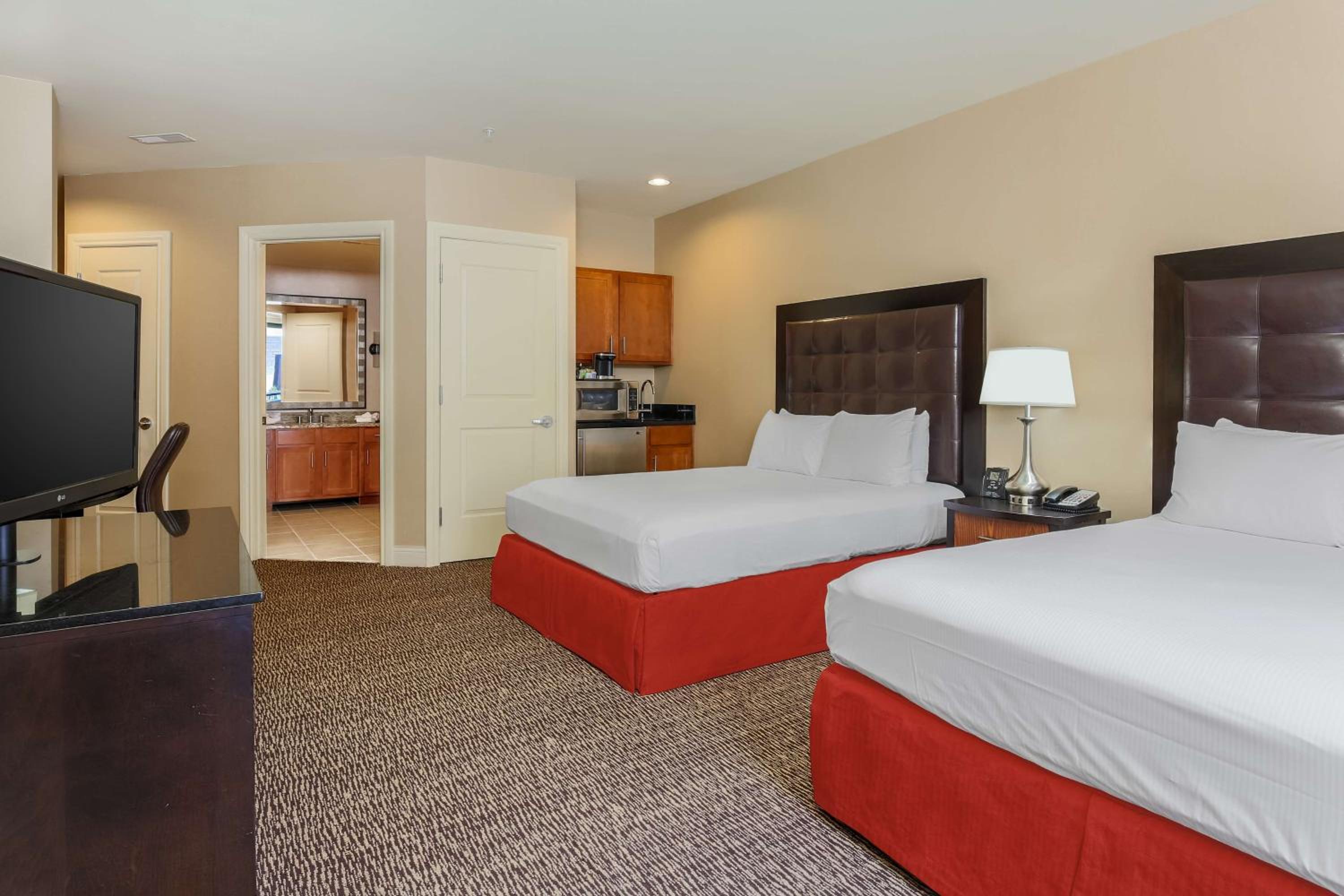 Superior Queen Room with Two Queen Beds and Roll-In Shower - Mobility Access - Photo 4