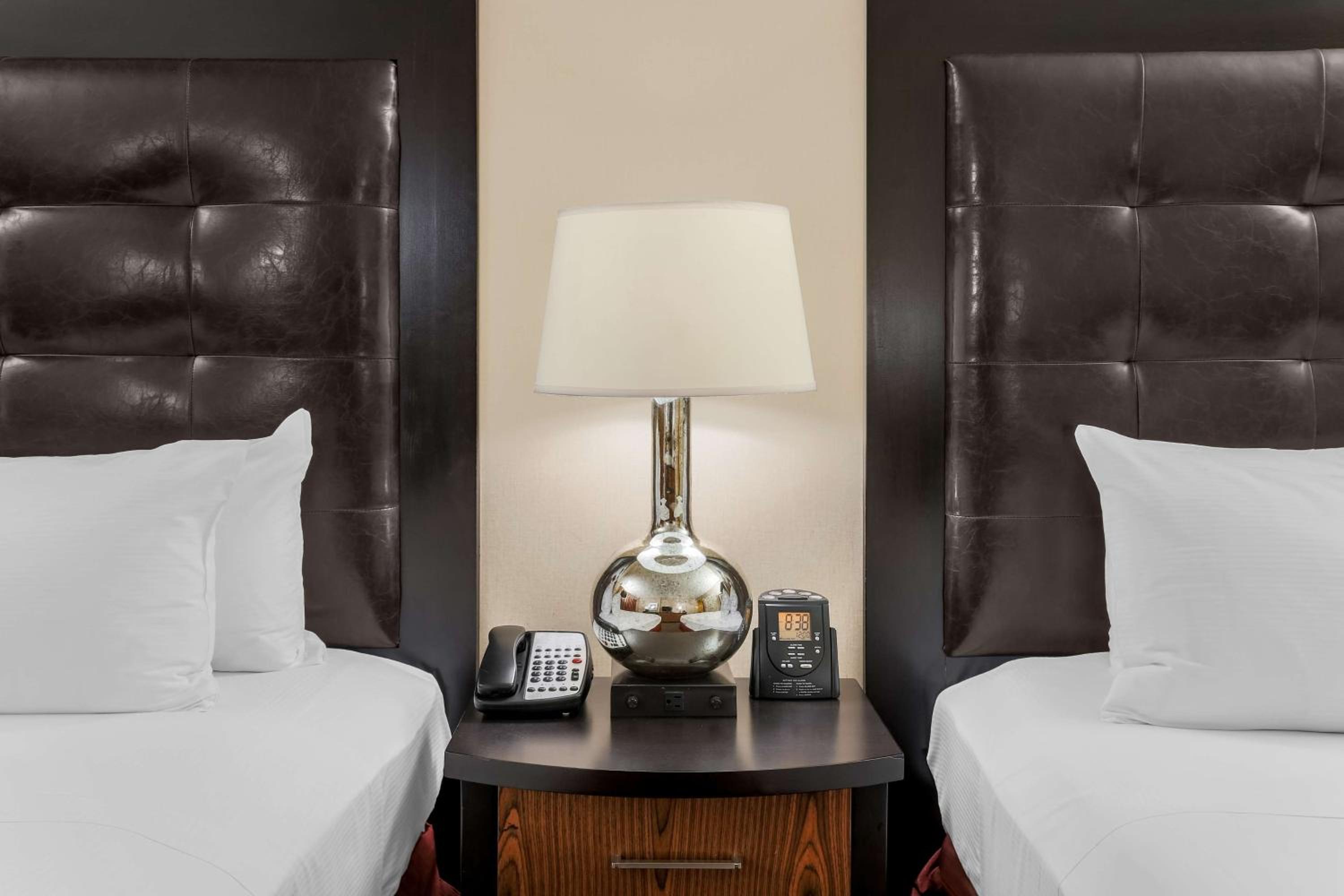 Deluxe Queen Room with Two Queen Beds and Roll-In Shower - Mobility Access - Photo 2
