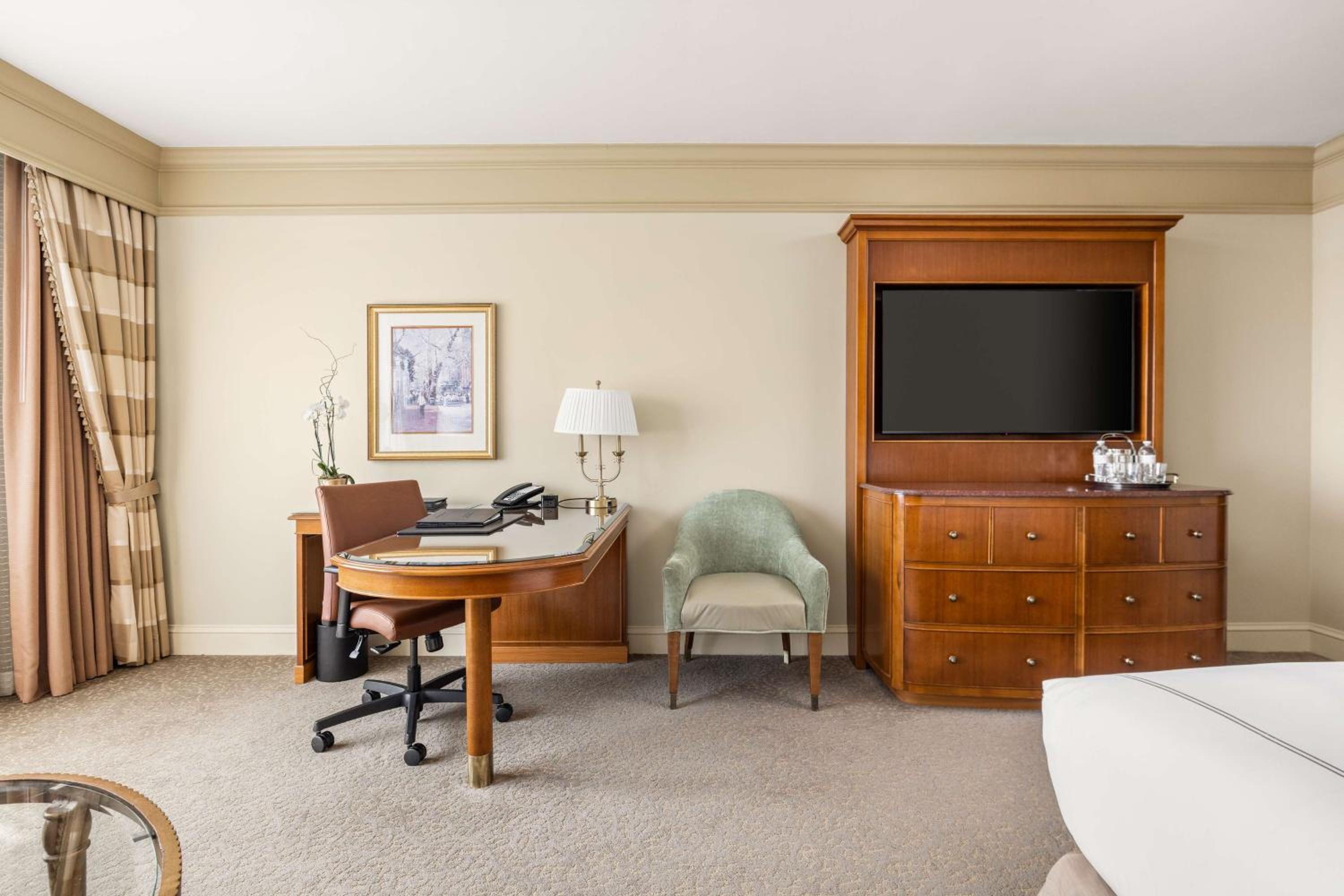 Deluxe King Room - Photo 9