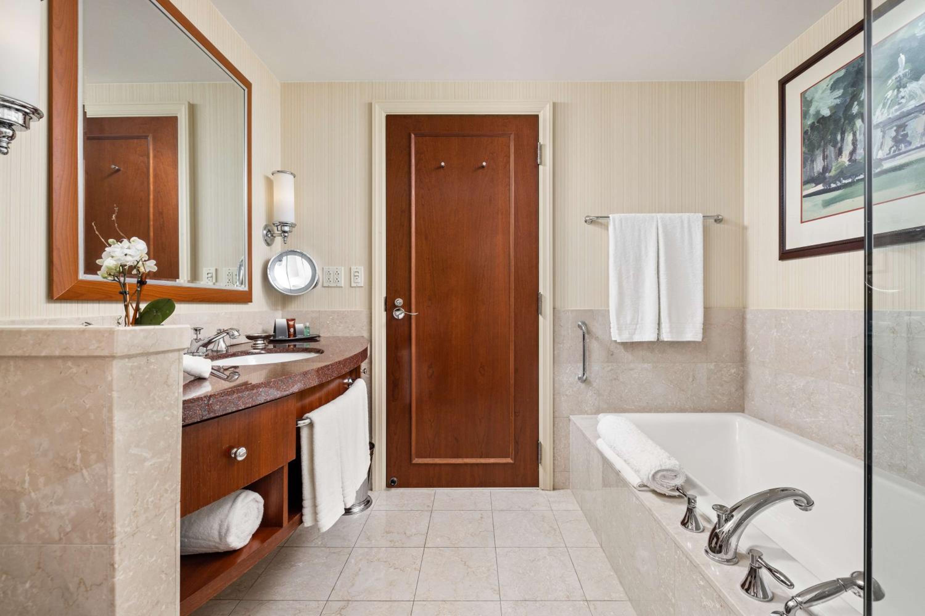 Deluxe King Room - Photo 6