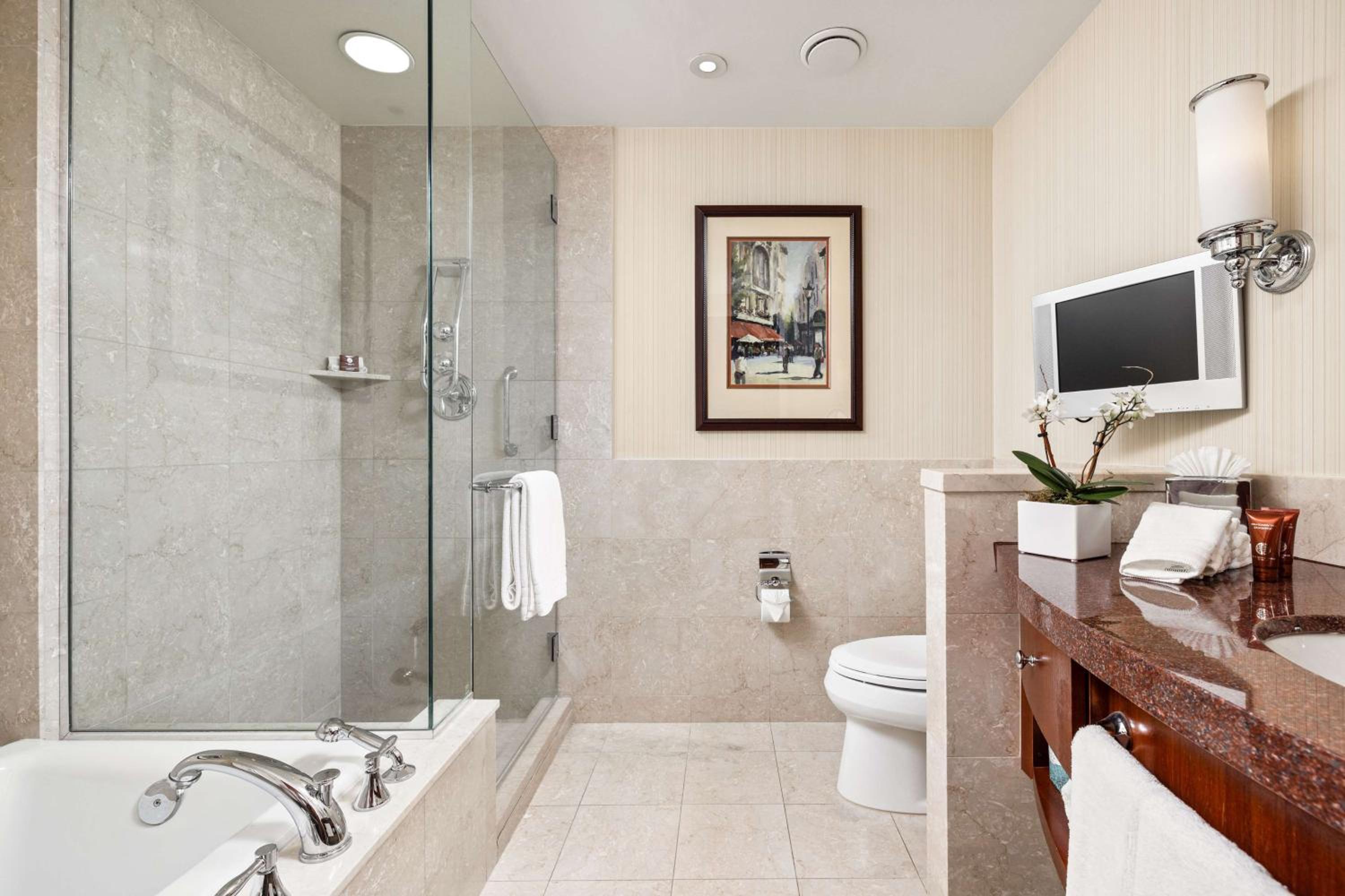 Deluxe King Room - Photo 7