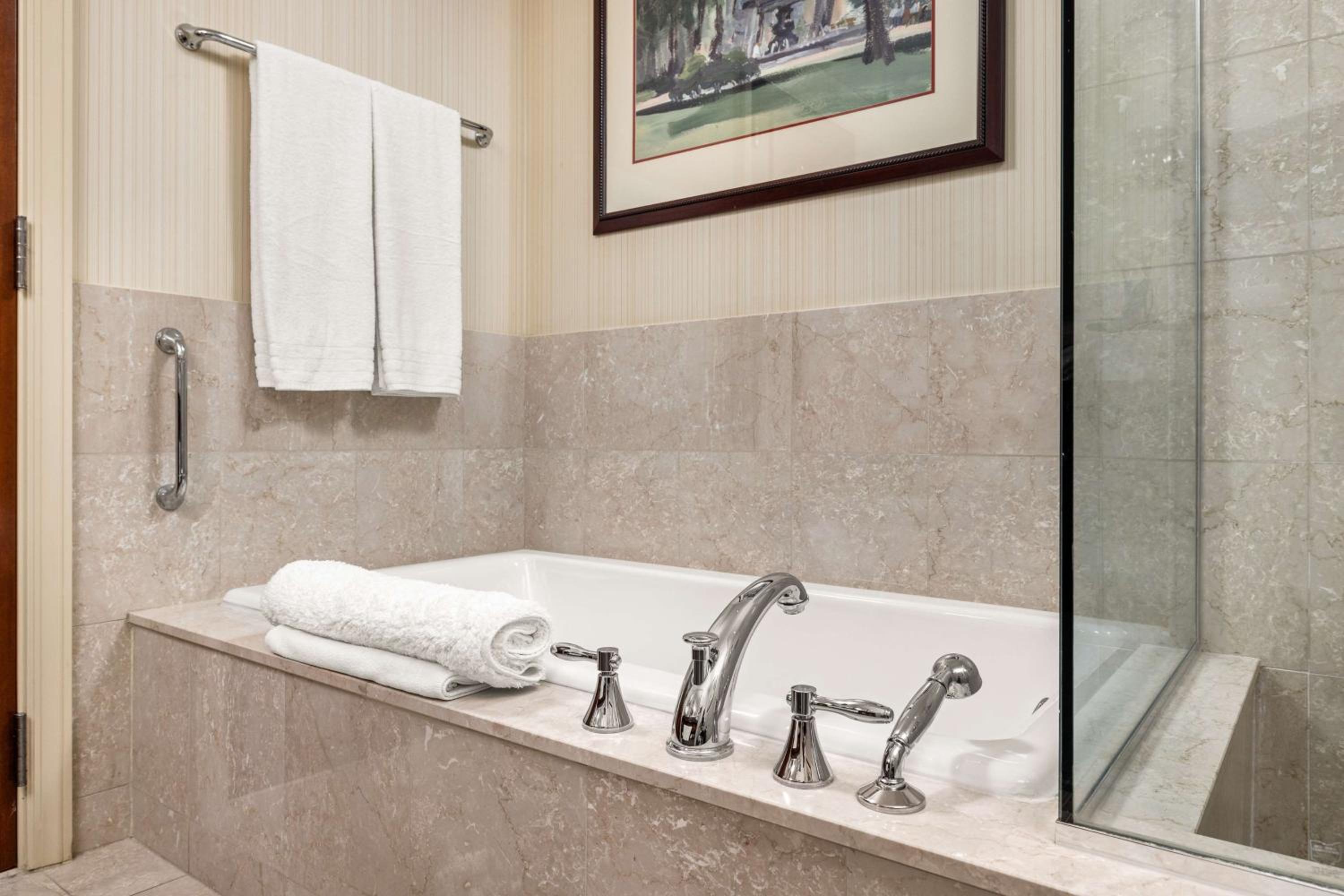 Deluxe King Room - Photo 5
