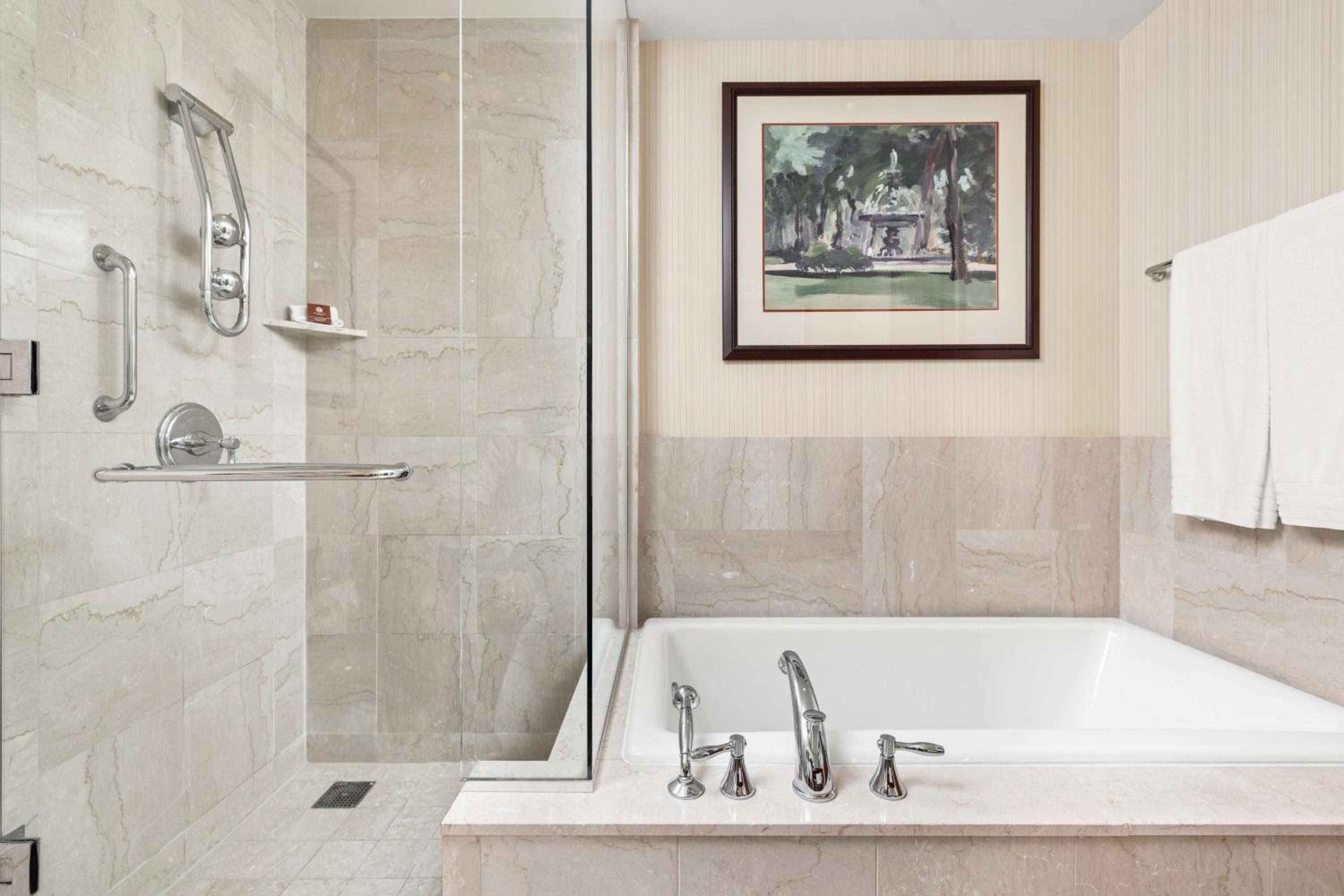 Deluxe King Room - Photo 11