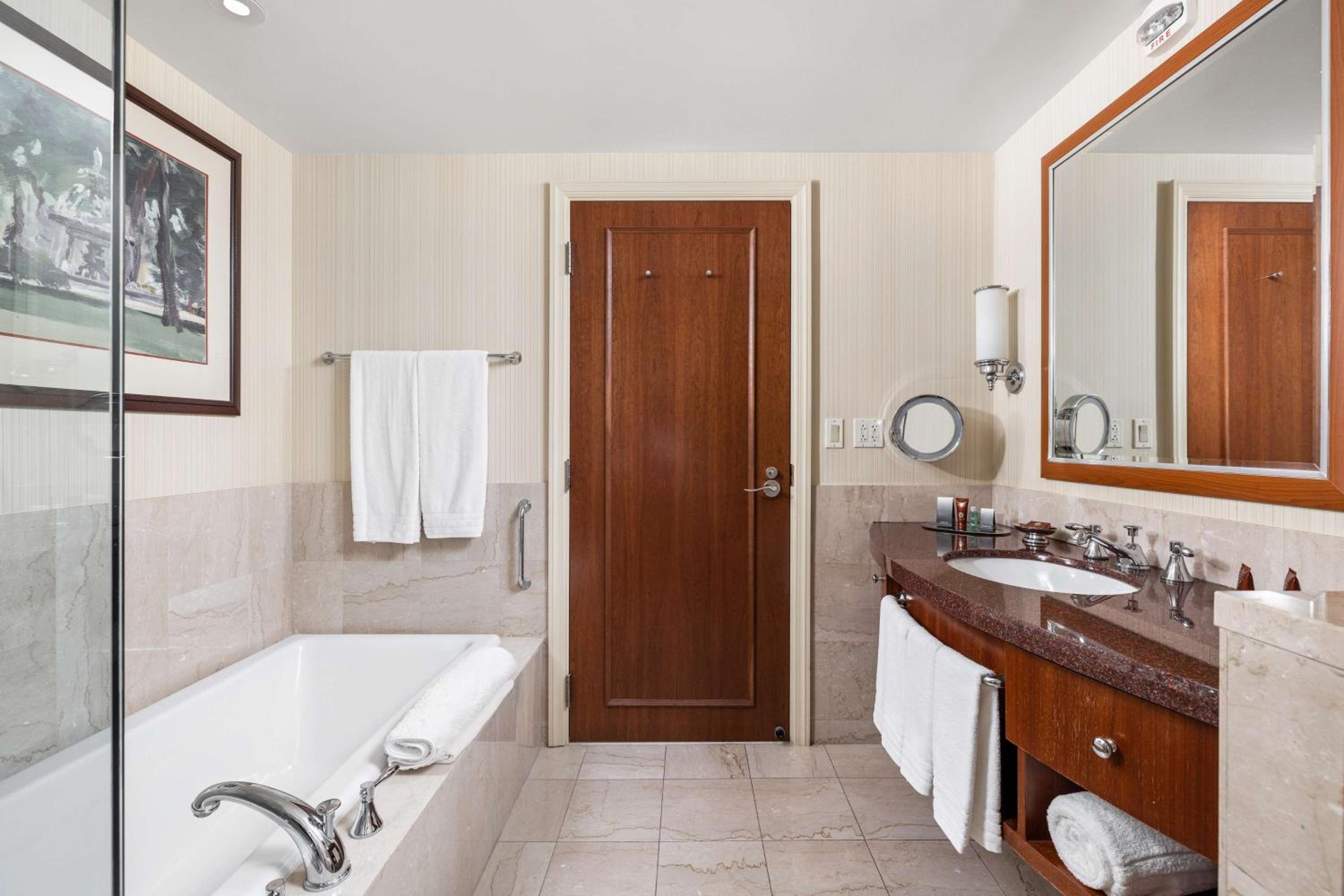 Deluxe King Room - Photo 10