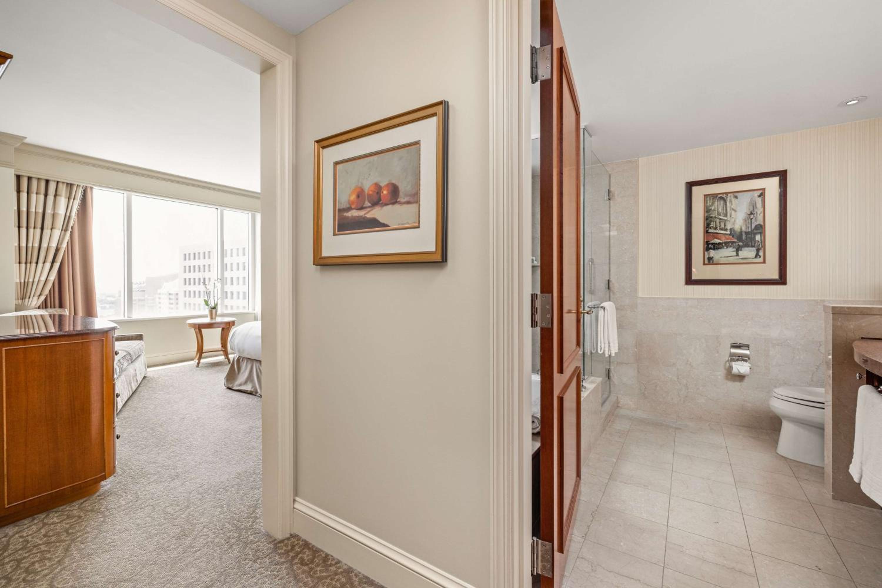 One-Bedroom Corner King Suite - Photo 3
