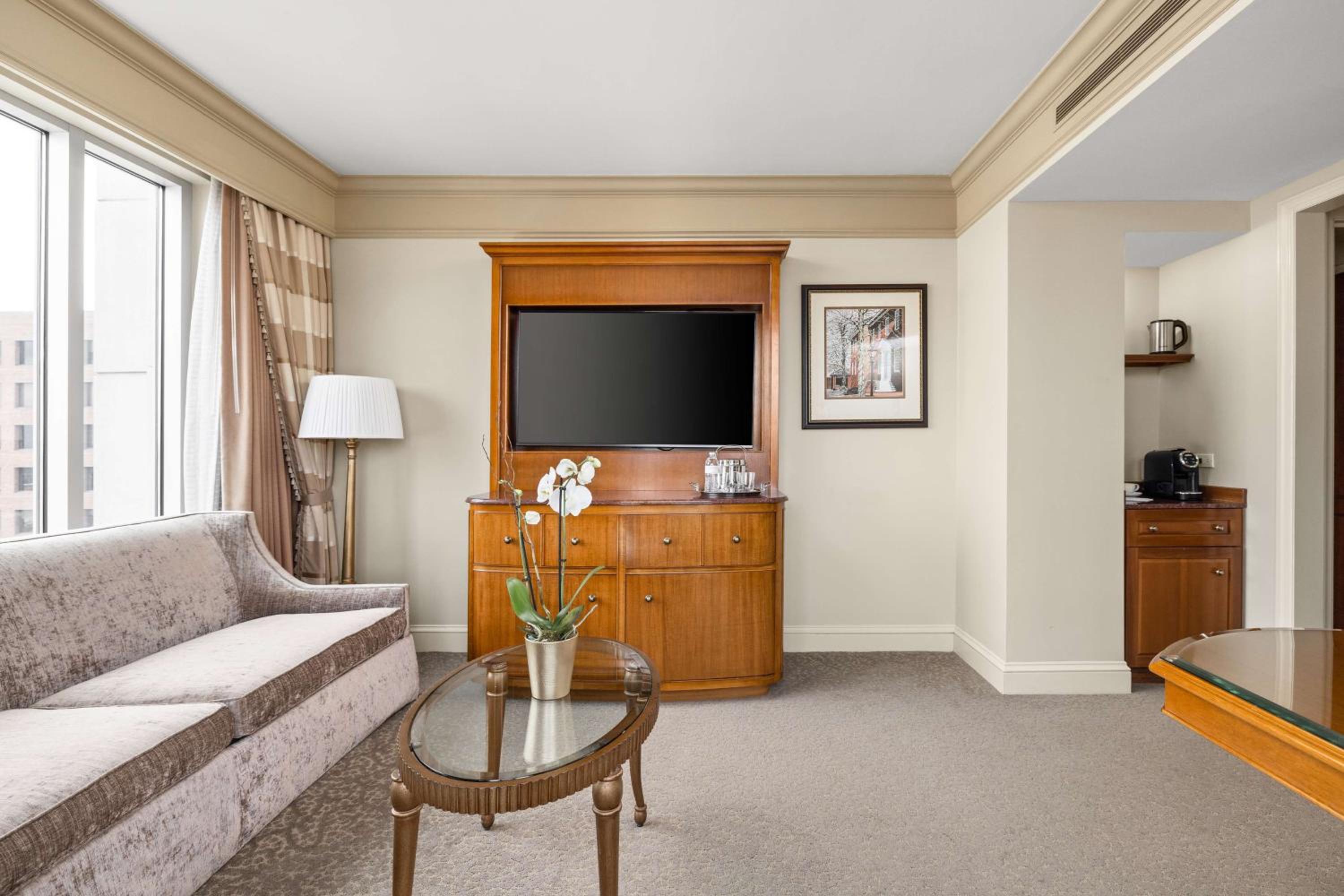 One-Bedroom Corner King Suite - Photo 2