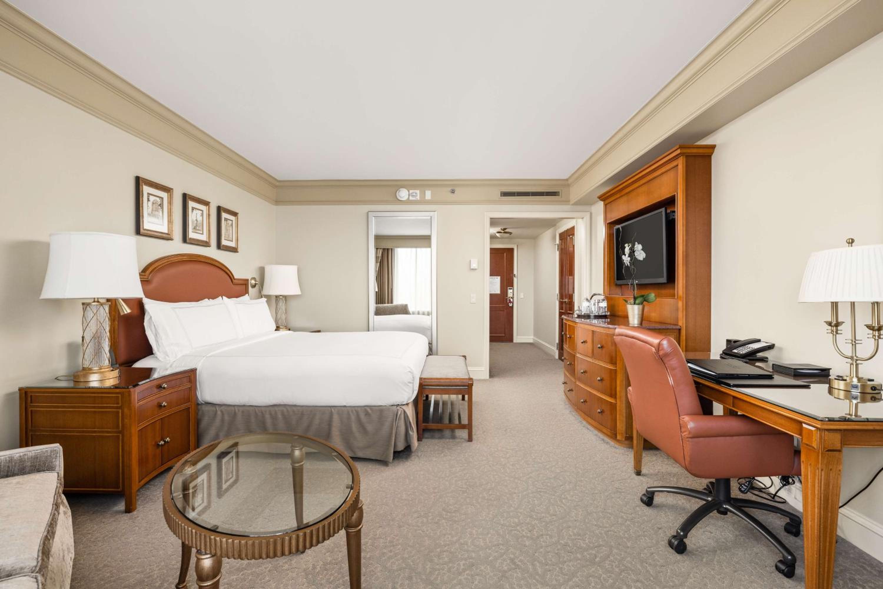 Deluxe King Room with Transfer Shower - Mobility Access - Photo 4