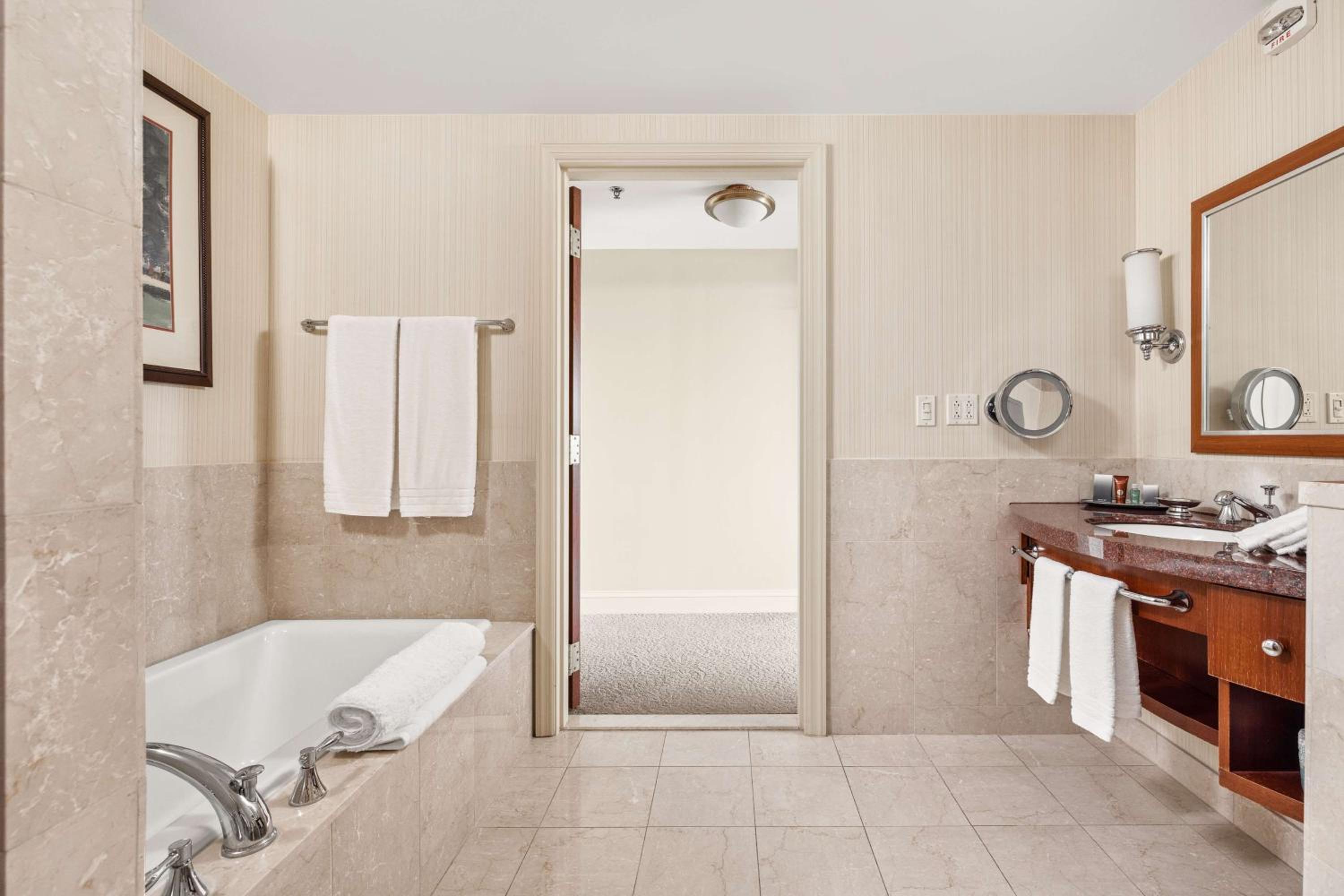 Deluxe King Room with Transfer Shower - Mobility Access - Photo 2