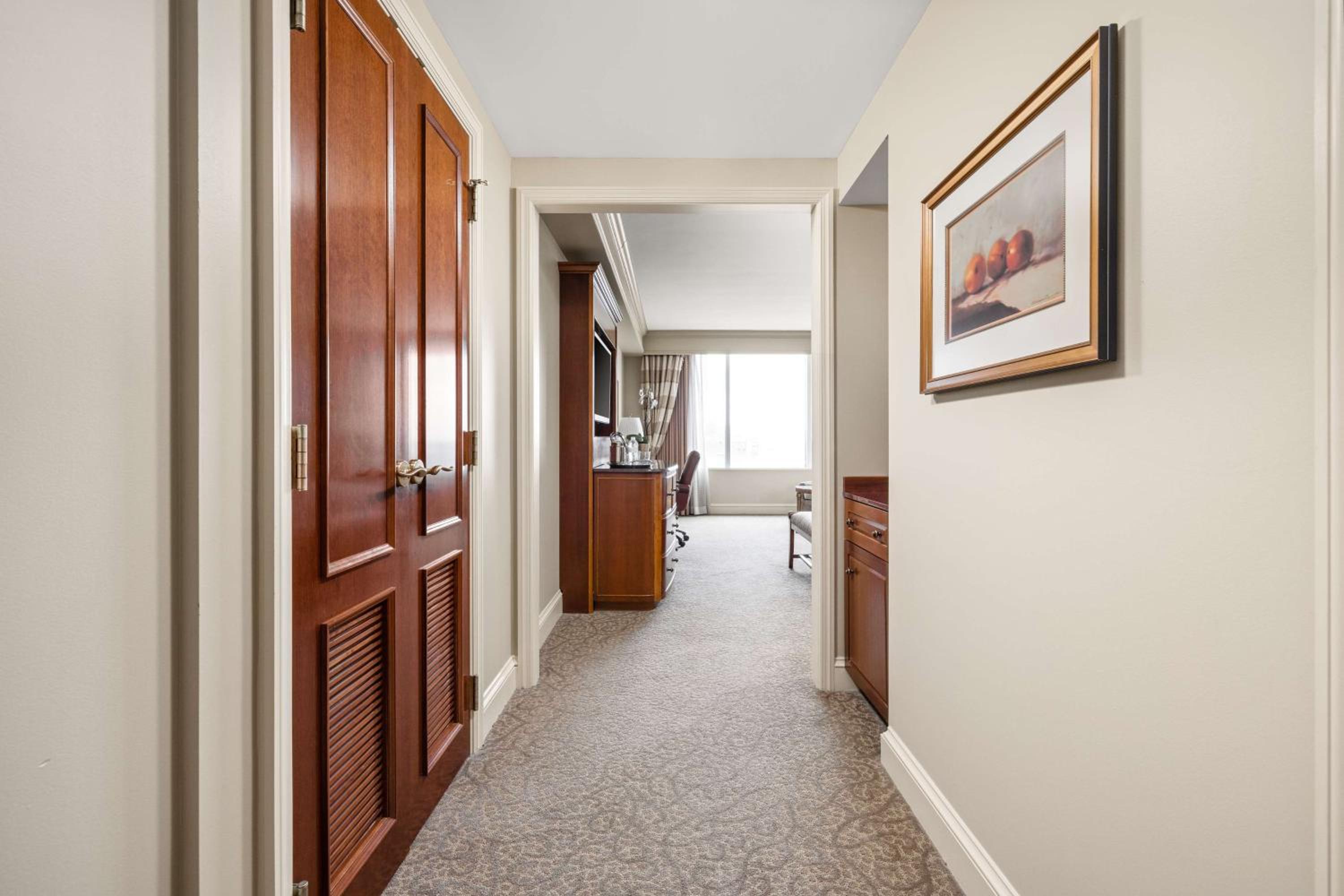 Deluxe King Room with Transfer Shower - Mobility Access - Photo 5