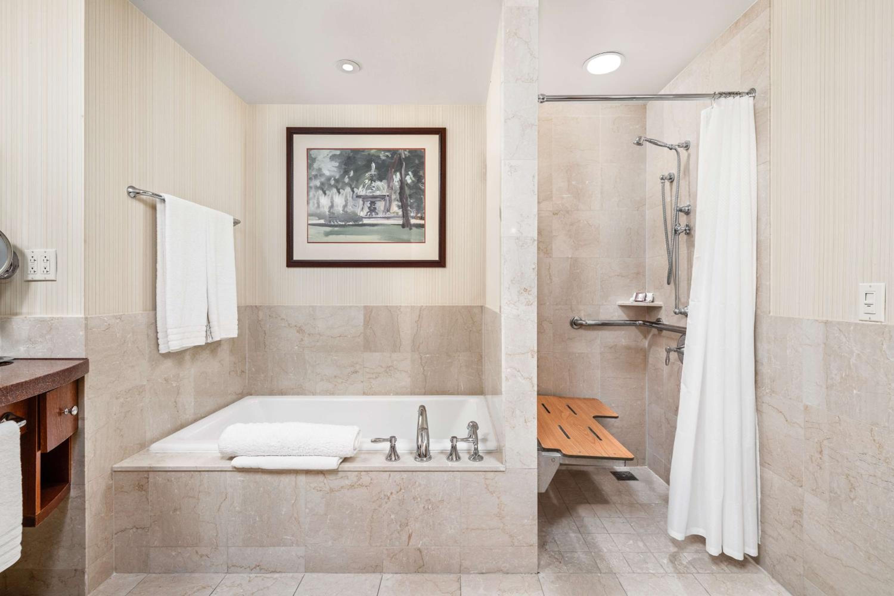 Deluxe King Room with Transfer Shower - Mobility Access - Photo 6