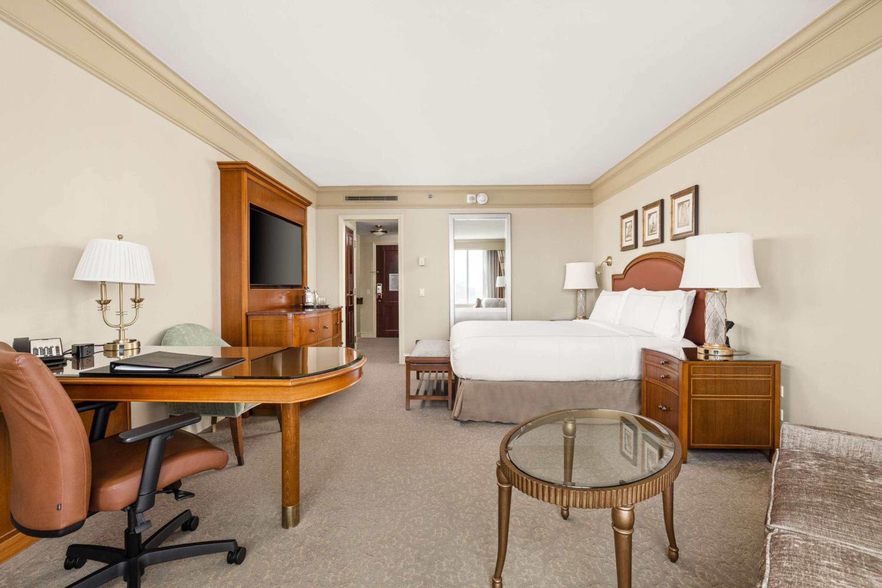 Deluxe King Room - Photo 8