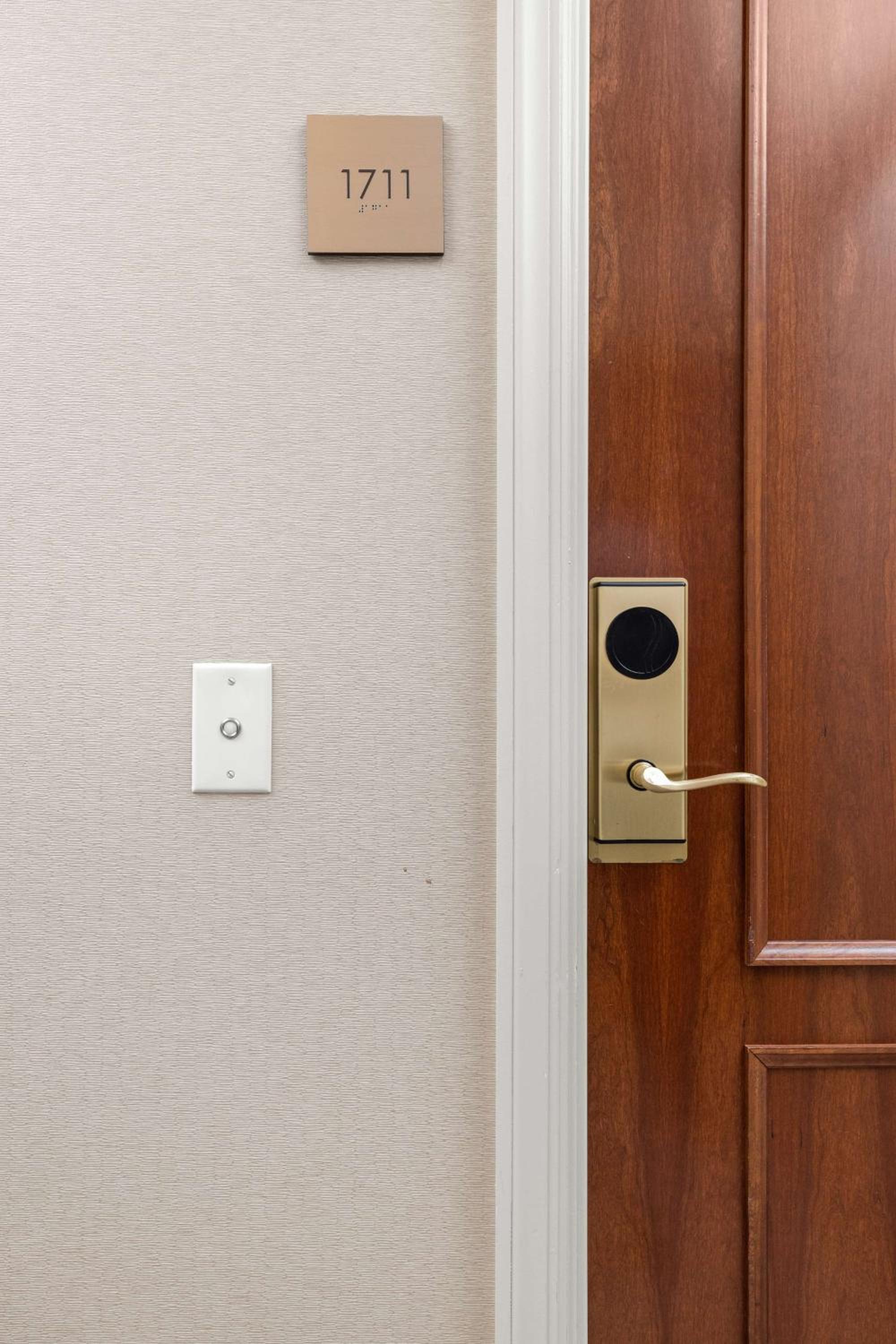 Deluxe King Room - Hearing Access - Photo 6